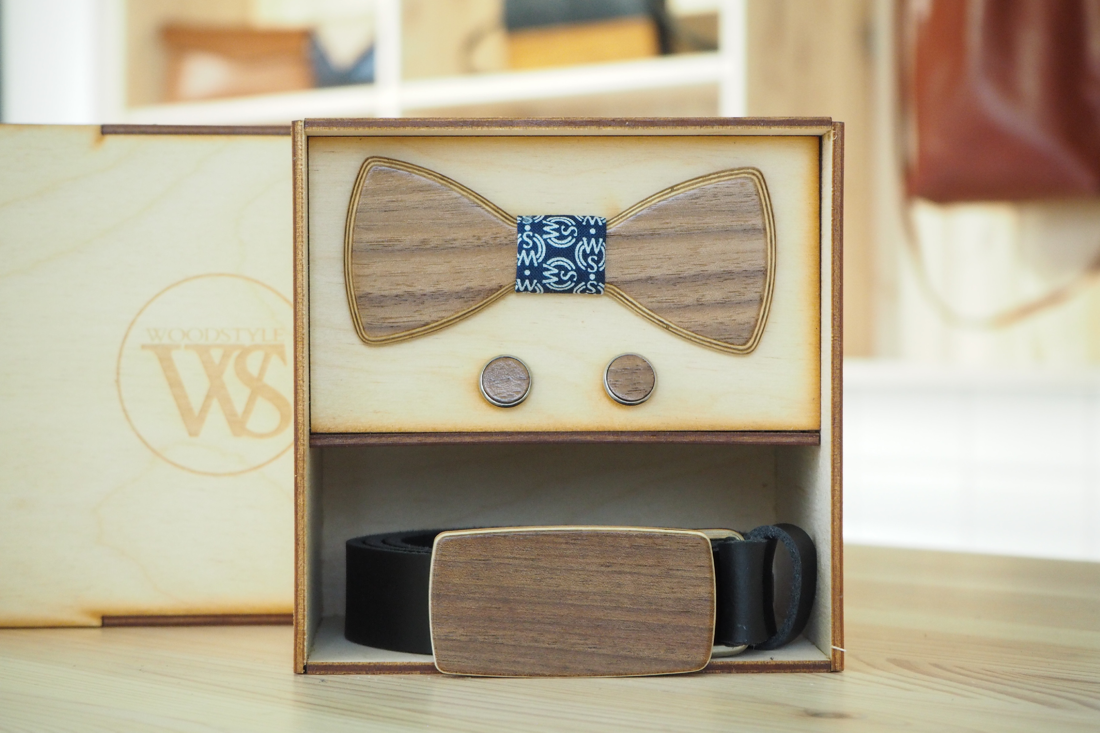 Wood Style Set Kulatý Ořech americký - opasek,motýlek a manžetové knoflíčky Obvod pasu: 120, Barva středu: WS Modrotisk
