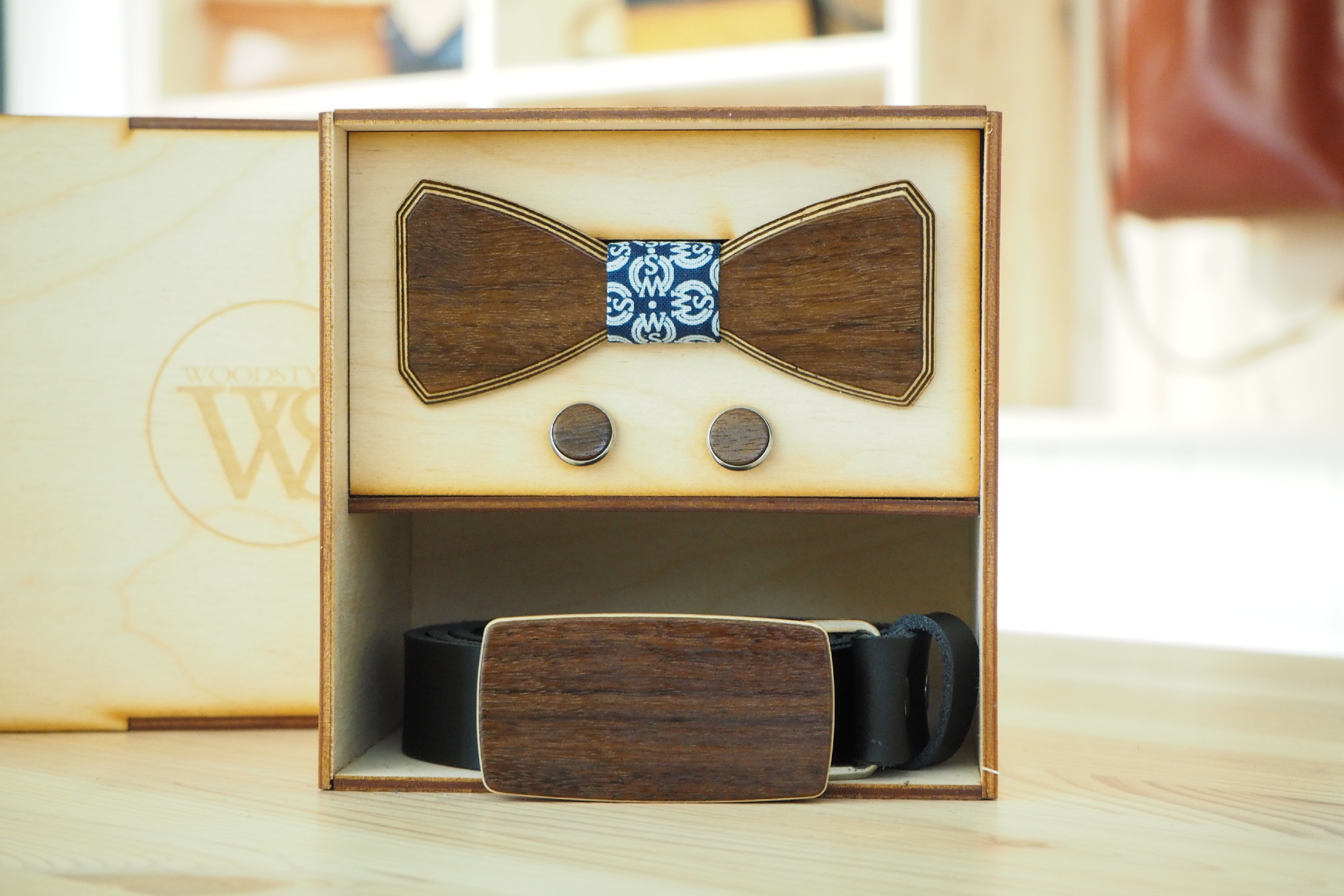 Wood Style Set Hranatý Ořech - opasek,motýlek a manžetové knoflíčky Obvod pasu: 80, Barva středu: WS Modrotisk