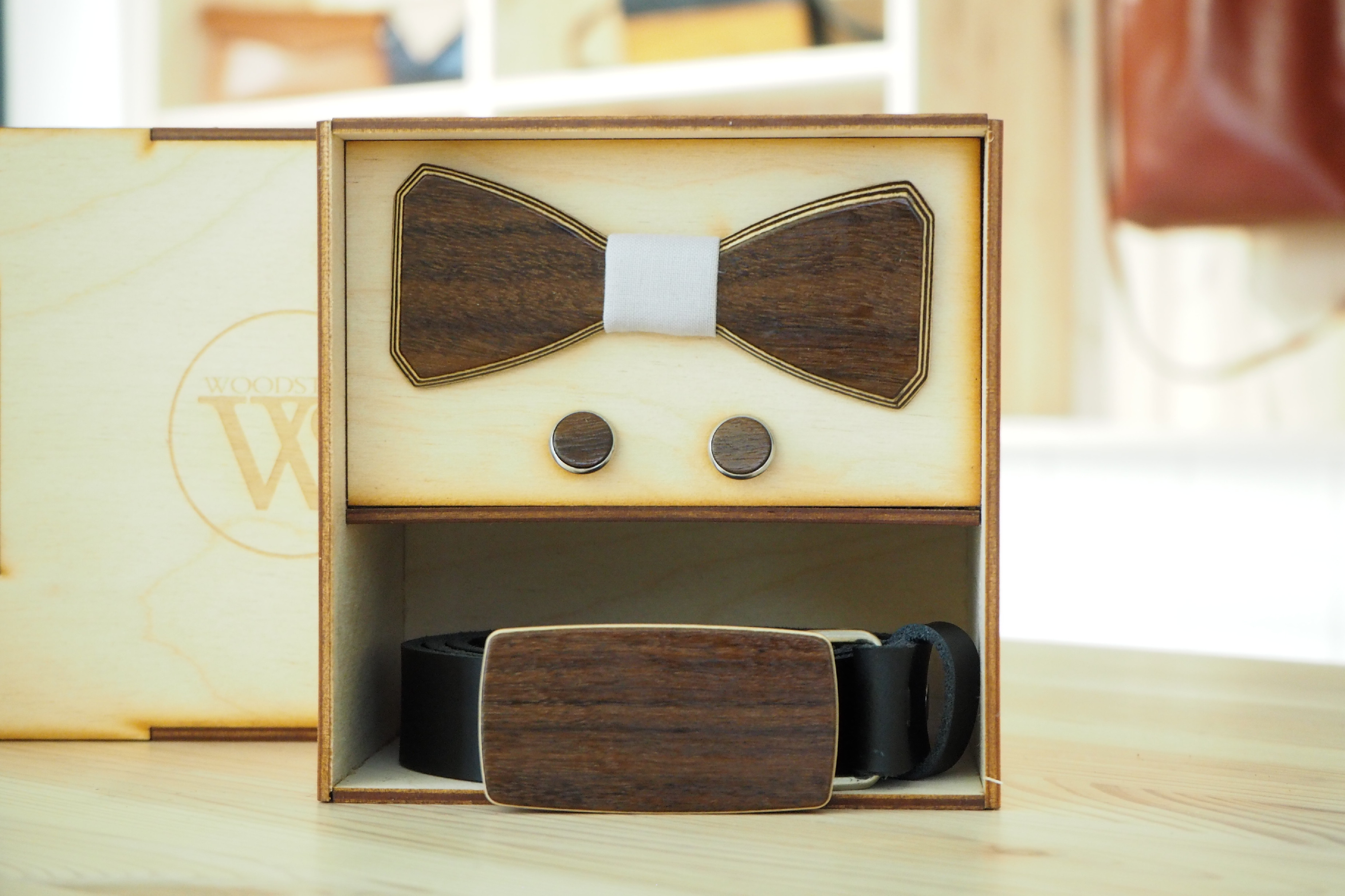 Wood Style Set Hranatý Ořech - opasek,motýlek a manžetové knoflíčky Obvod pasu: 95, Barva středu: Šedá