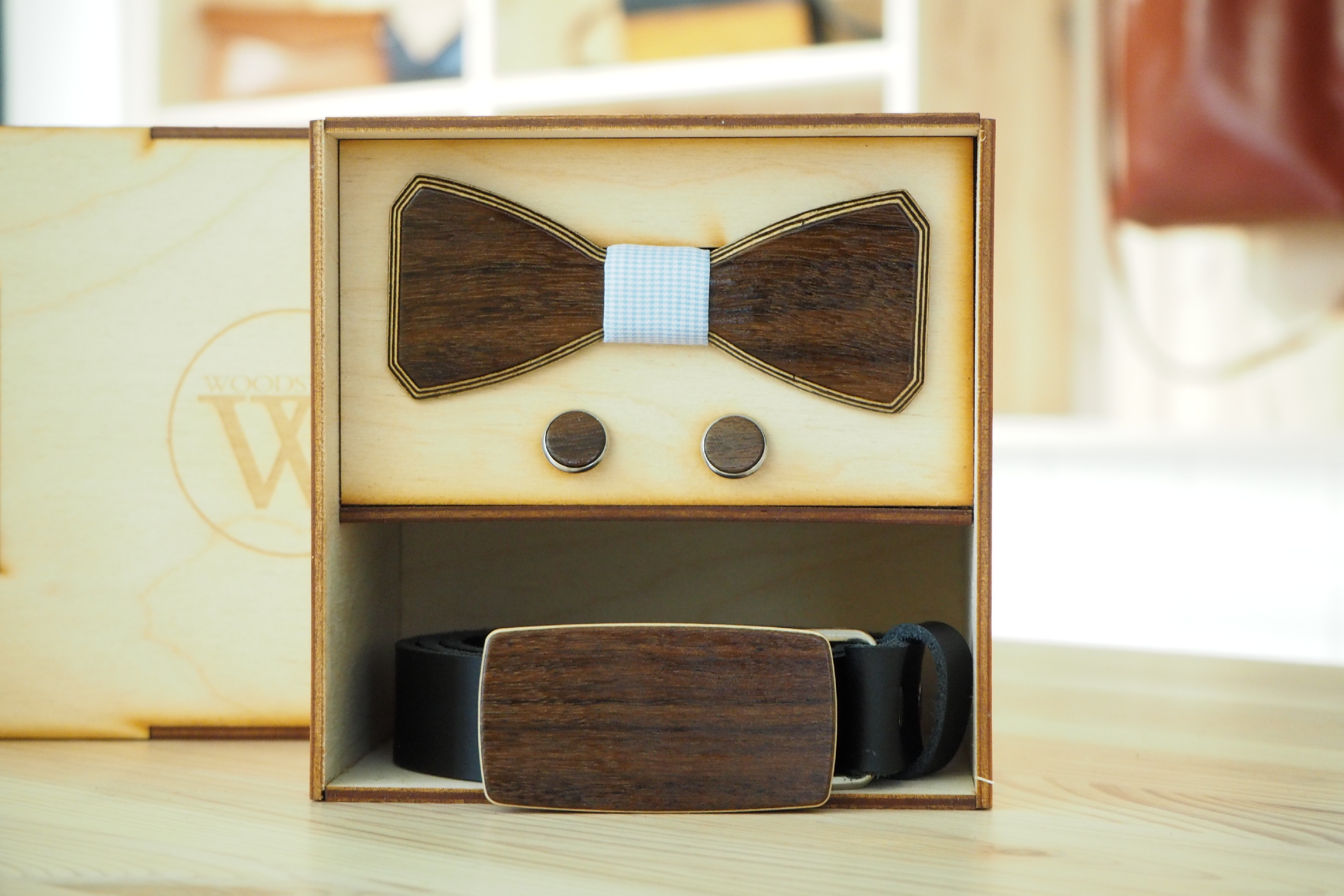 Wood Style Set Hranatý Ořech - opasek,motýlek a manžetové knoflíčky Obvod pasu: 120, Barva středu: Modrá se vzorem