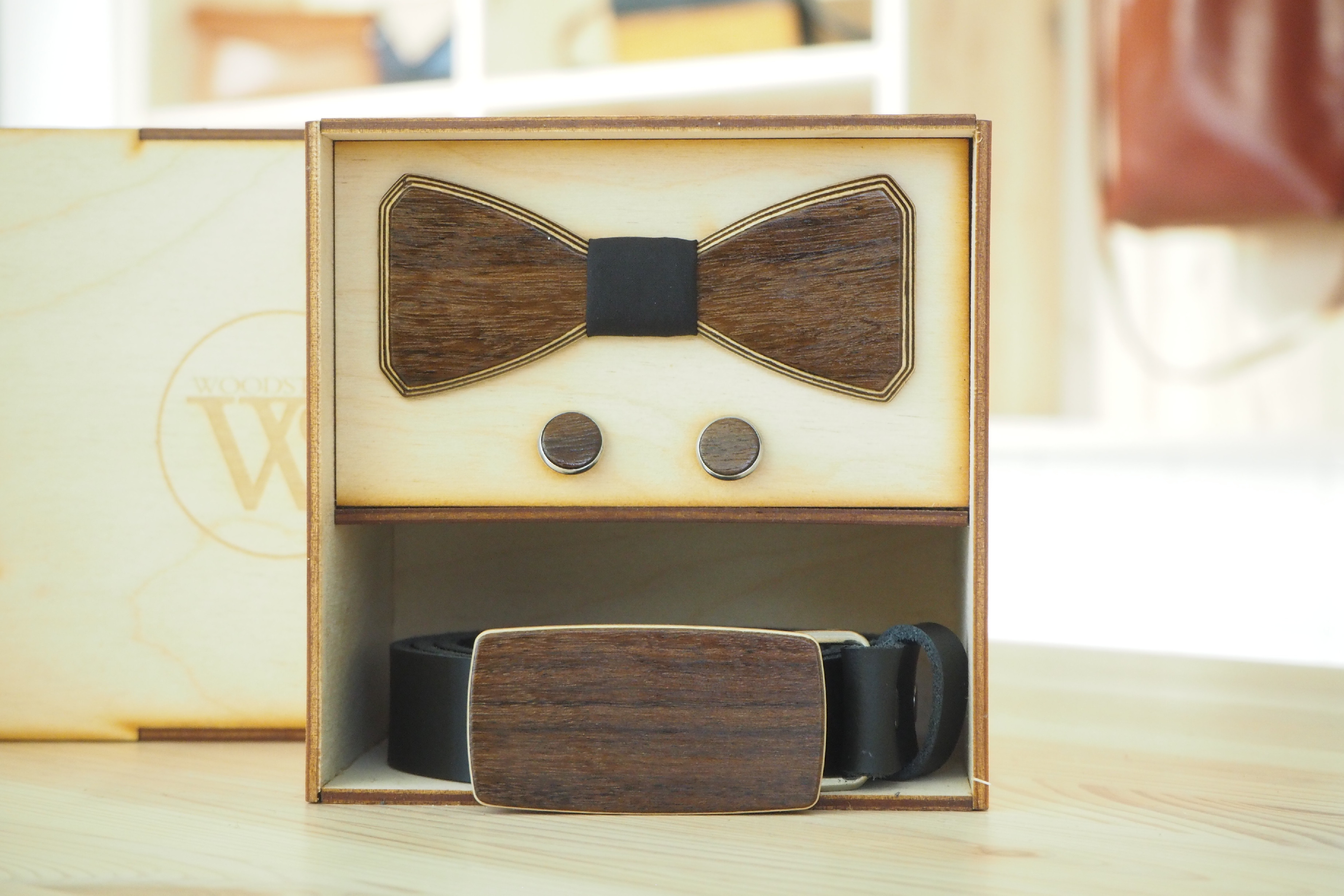 Wood Style Set Hranatý Ořech - opasek,motýlek a manžetové knoflíčky Obvod pasu: 120, Barva středu: Černá