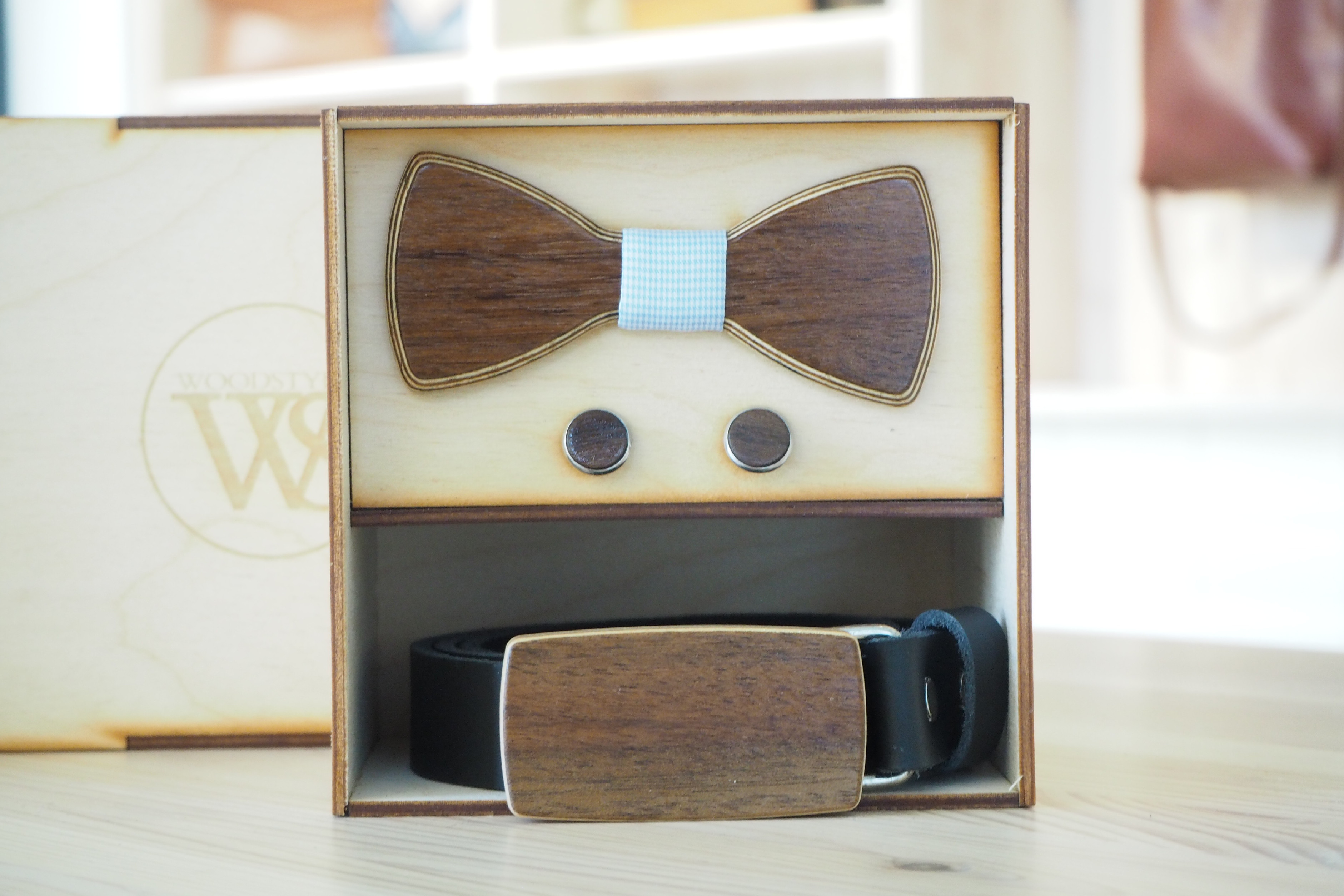 Wood Style Set Kulatý Ořech - opasek,motýlek a manžetové knoflíčky Obvod pasu: 120, Barva středu: Modrá se vzorem