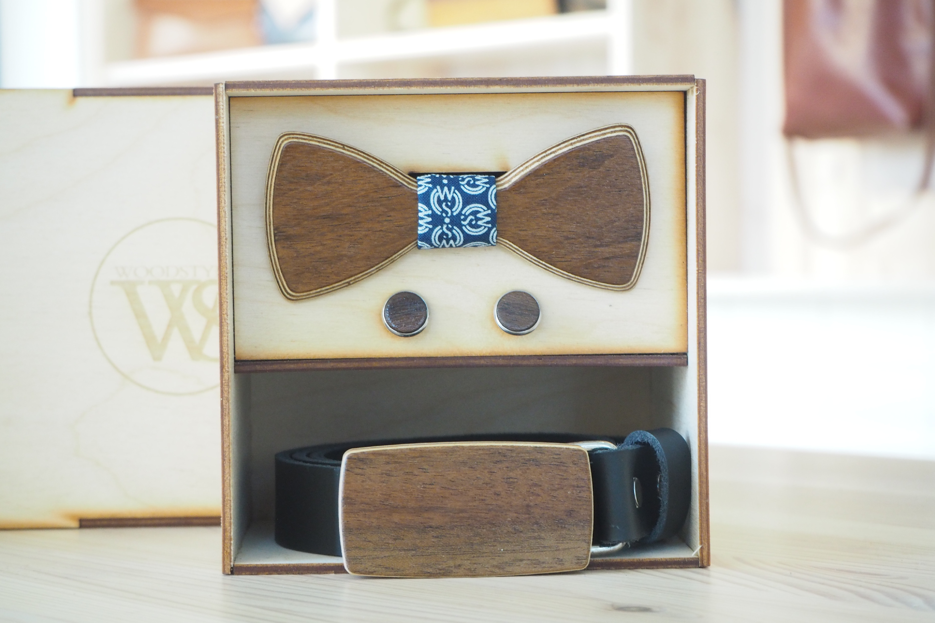 Wood Style Set Kulatý Ořech - opasek,motýlek a manžetové knoflíčky Obvod pasu: 120, Barva středu: WS Modrotisk