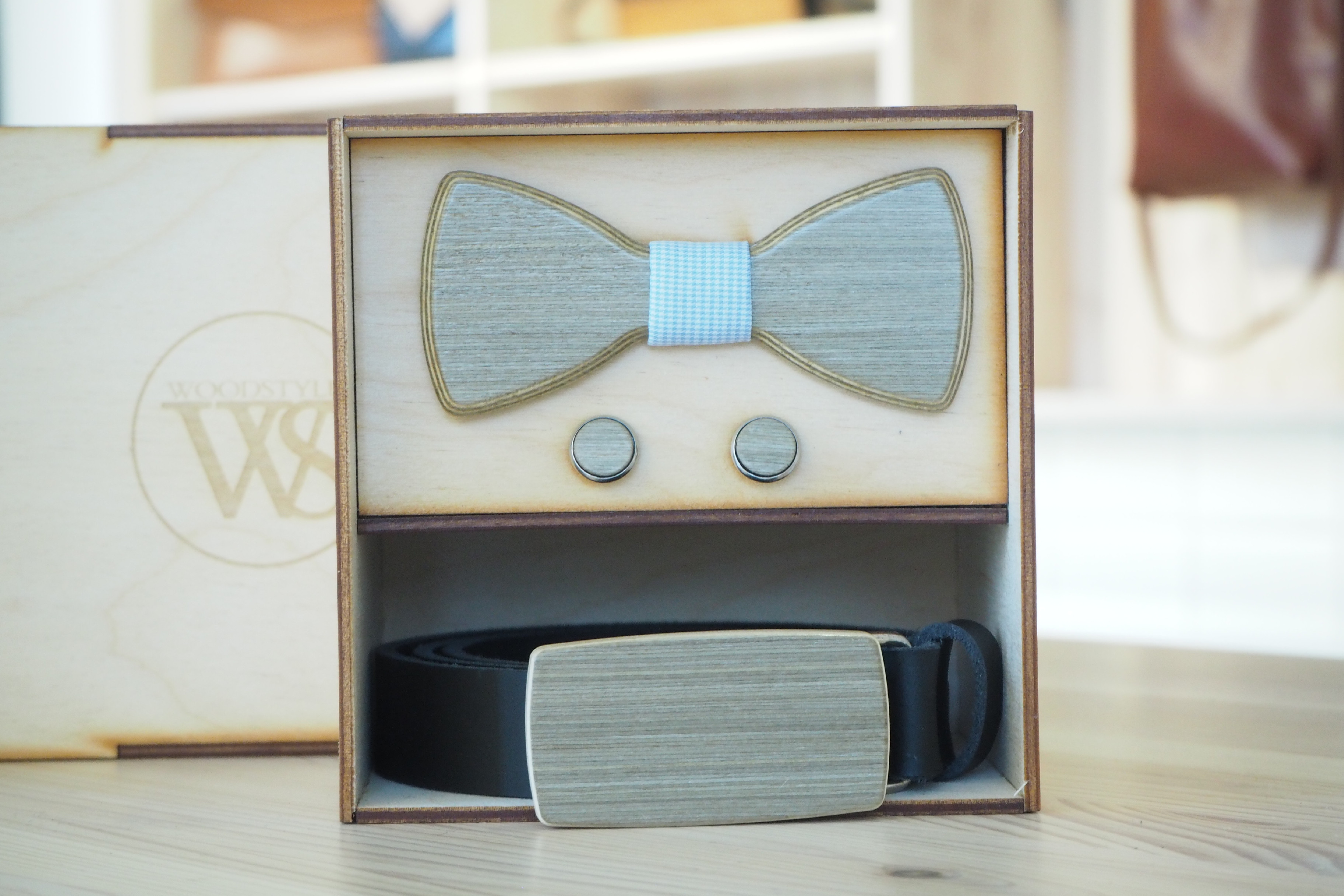 Wood Style Set Kulatý Šedé hedvábí - opasek,motýlek a manžetové knoflíčky Obvod pasu: 80, Barva středu: Modrá se vzorem