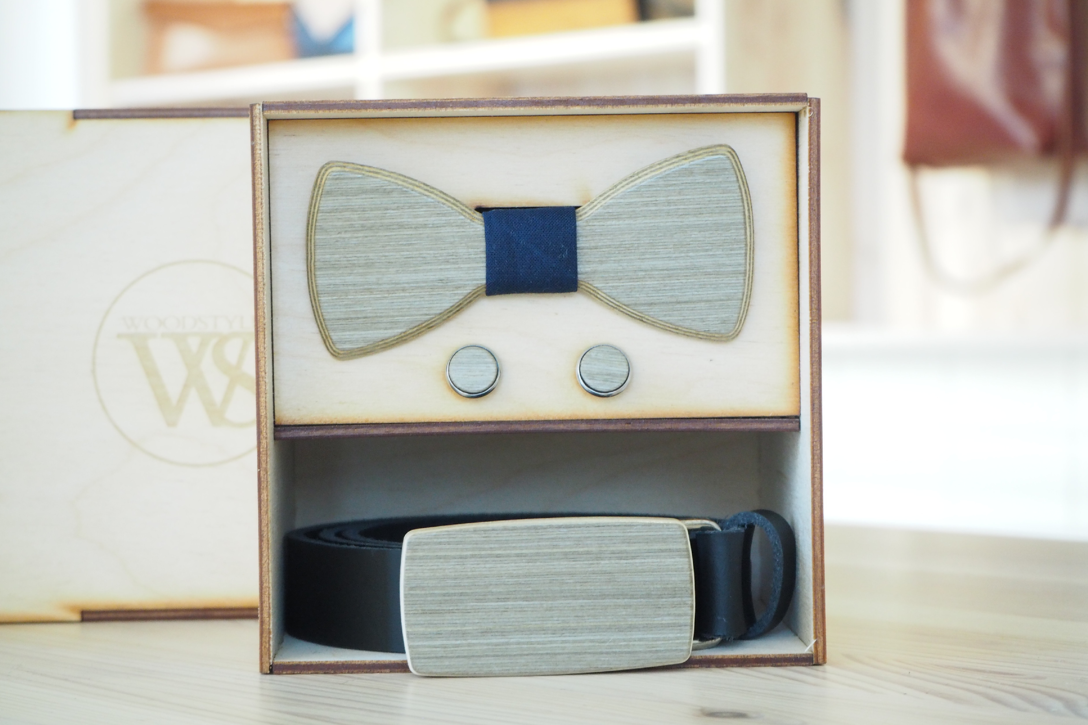 Wood Style Set Kulatý Šedé hedvábí - opasek,motýlek a manžetové knoflíčky Obvod pasu: 95, Barva středu: Modrotisk