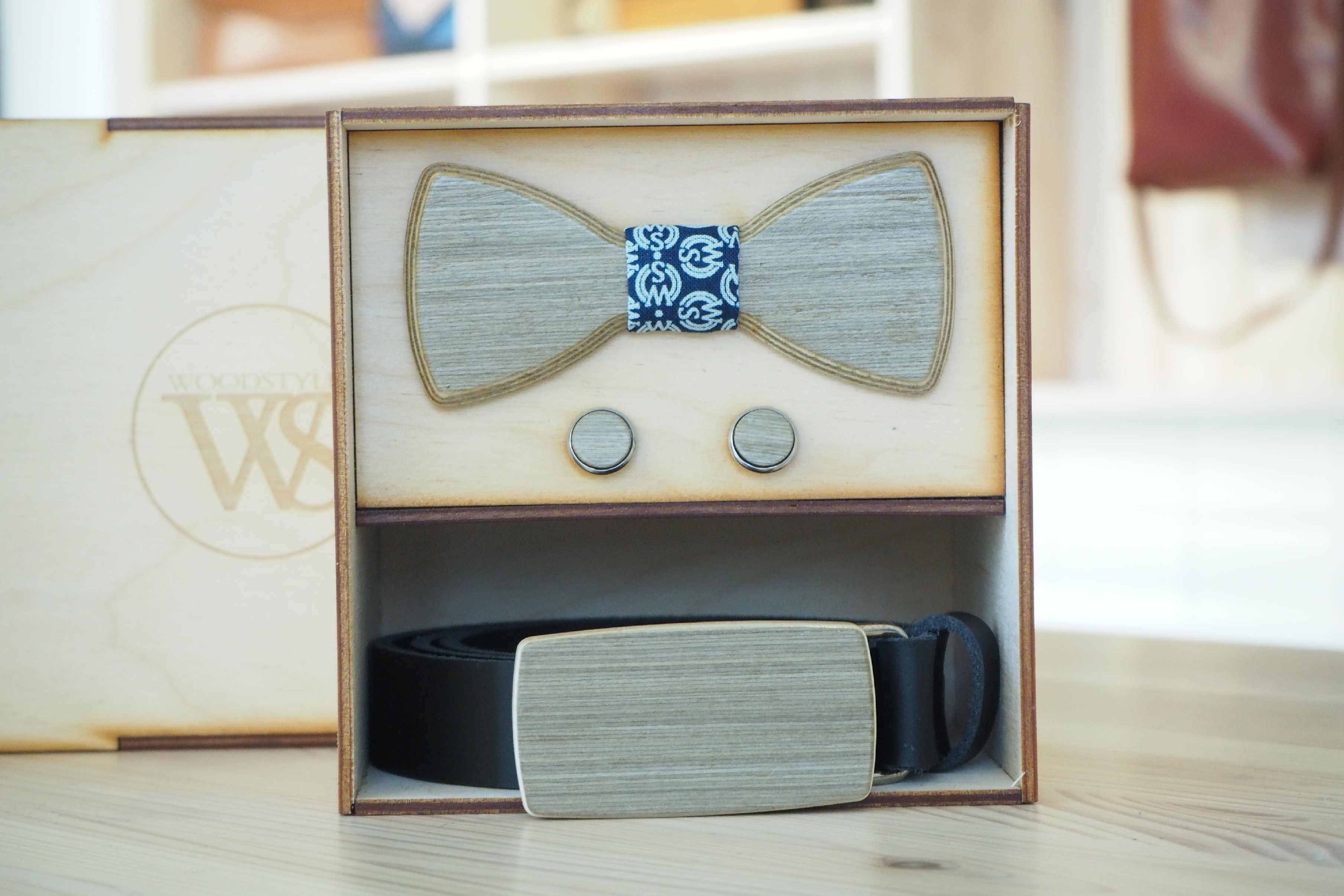 Wood Style Set Kulatý Šedé hedvábí - opasek,motýlek a manžetové knoflíčky Obvod pasu: 120, Barva středu: WS Modrotisk