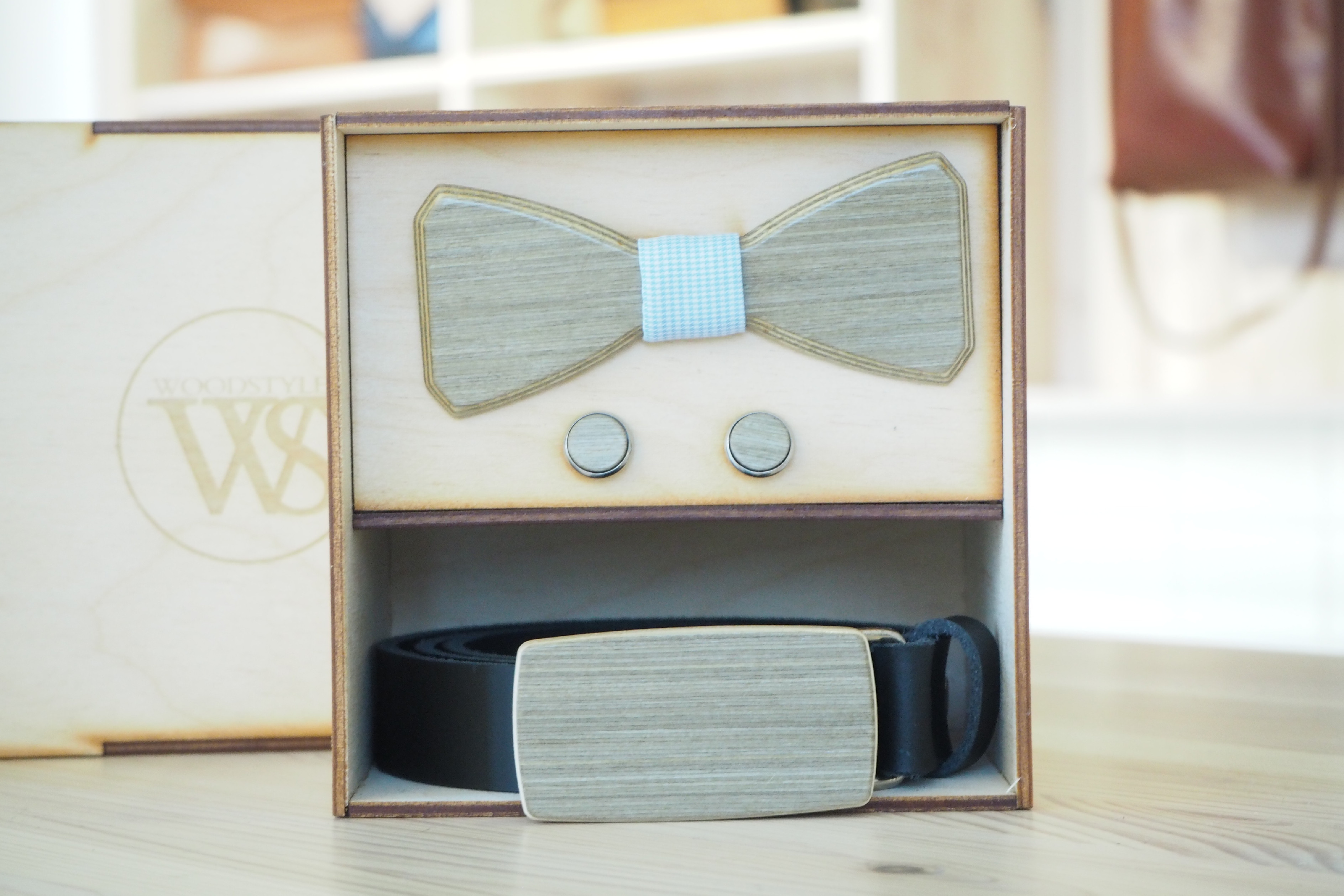 Wood Style Set Hranatý Šedé hedvábí - opasek,motýlek a manžetové knoflíčky Obvod pasu: 120, Barva středu: Modrá se vzorem
