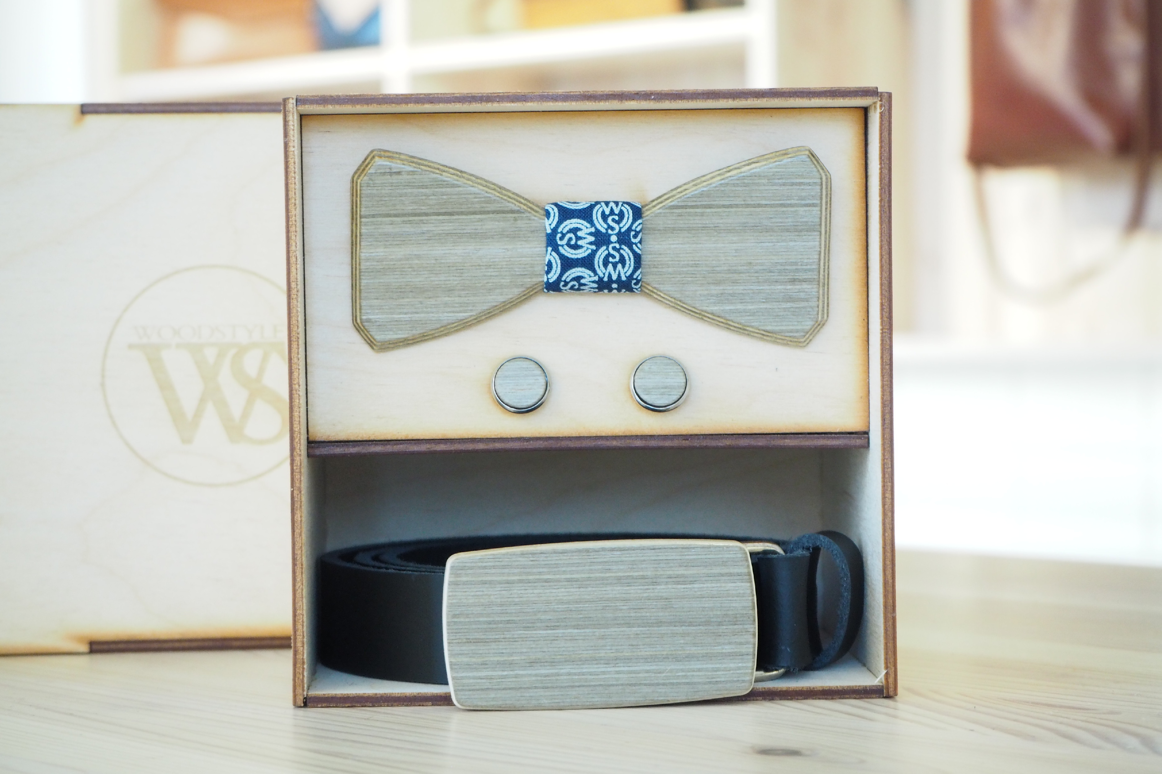 Wood Style Set Hranatý Šedé hedvábí - opasek,motýlek a manžetové knoflíčky Obvod pasu: 120, Barva středu: WS Modrotisk