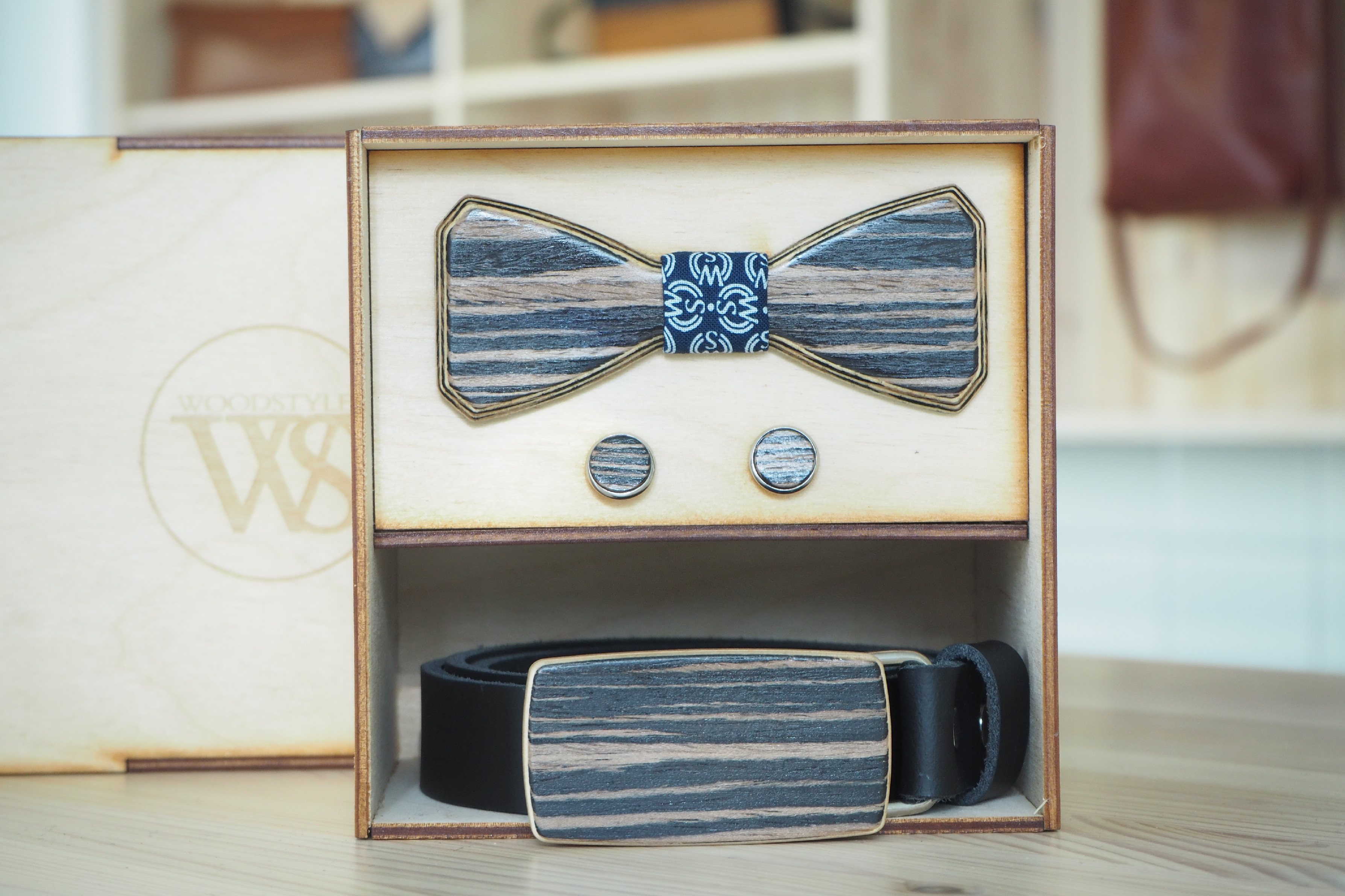 Wood Style Set Hranatý Dub černý - opasek,motýlek a manžetové knoflíčky Obvod pasu: 120, Barva středu: WS Modrotisk