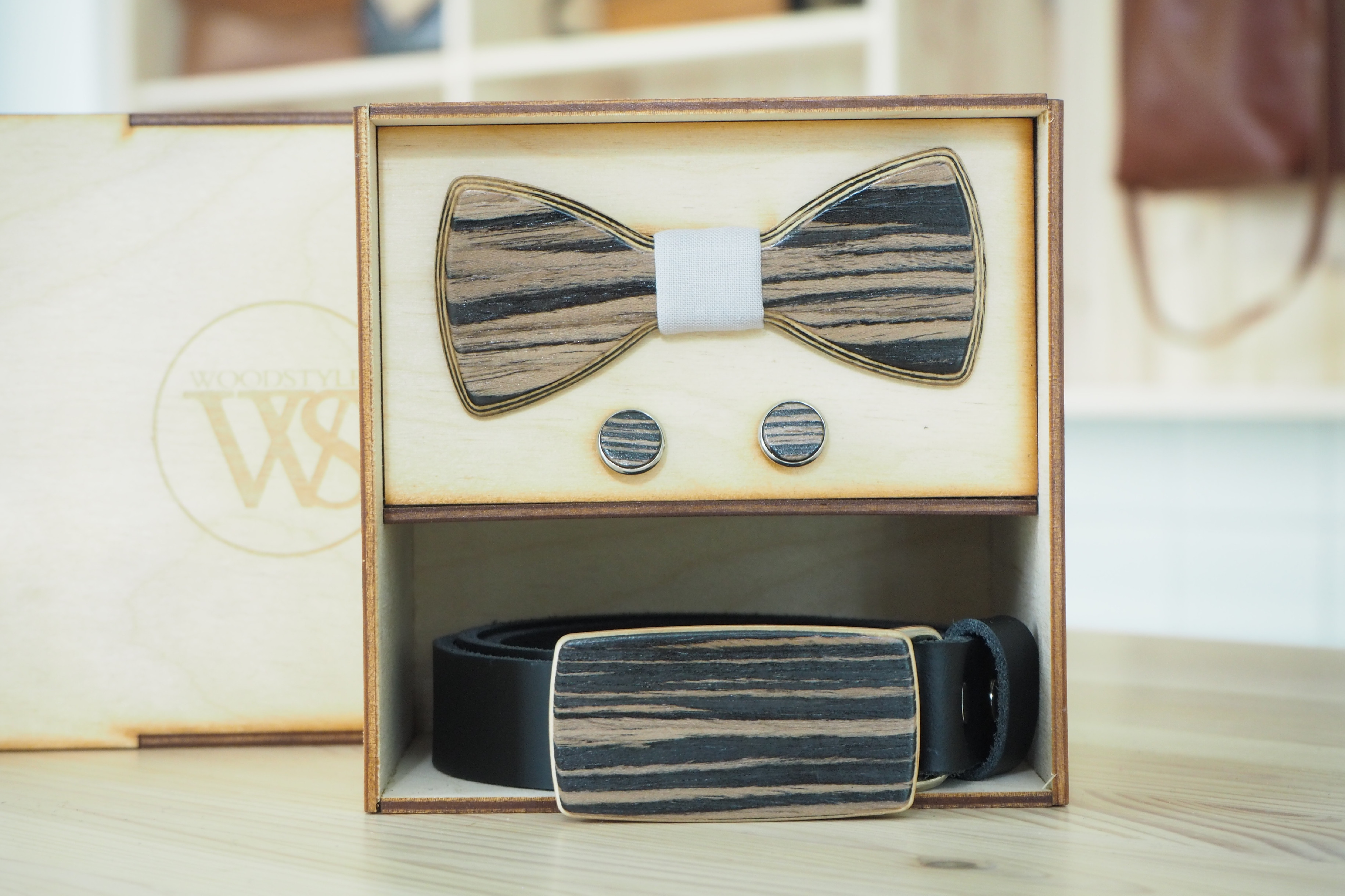 Wood Style Set Kulatý Dub černý - opasek,motýlek a manžetové knoflíčky Obvod pasu: 120, Barva středu: Šedá