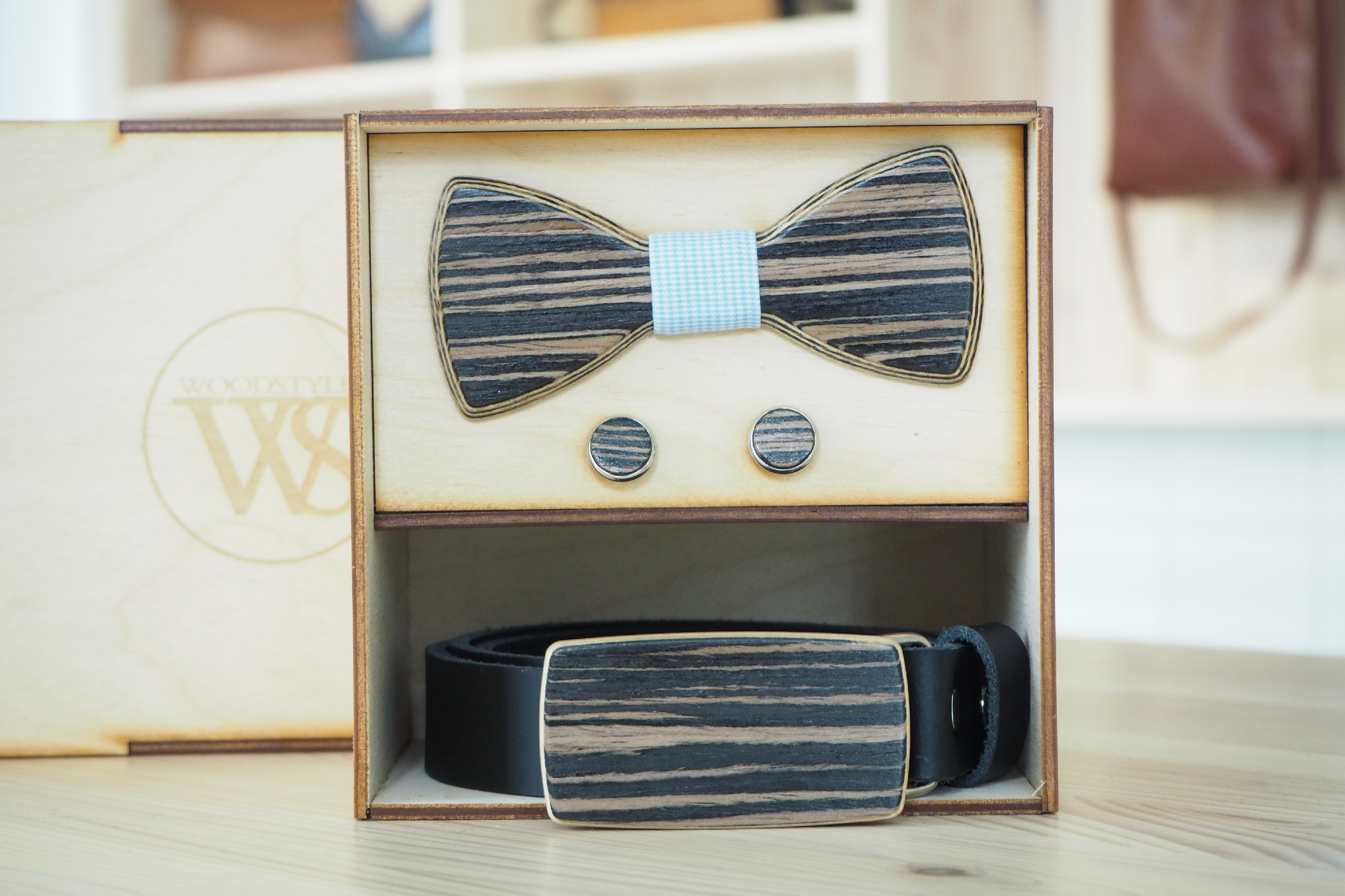 Wood Style Set Kulatý Dub černý - opasek,motýlek a manžetové knoflíčky Obvod pasu: 120, Barva středu: Modrá se vzorem