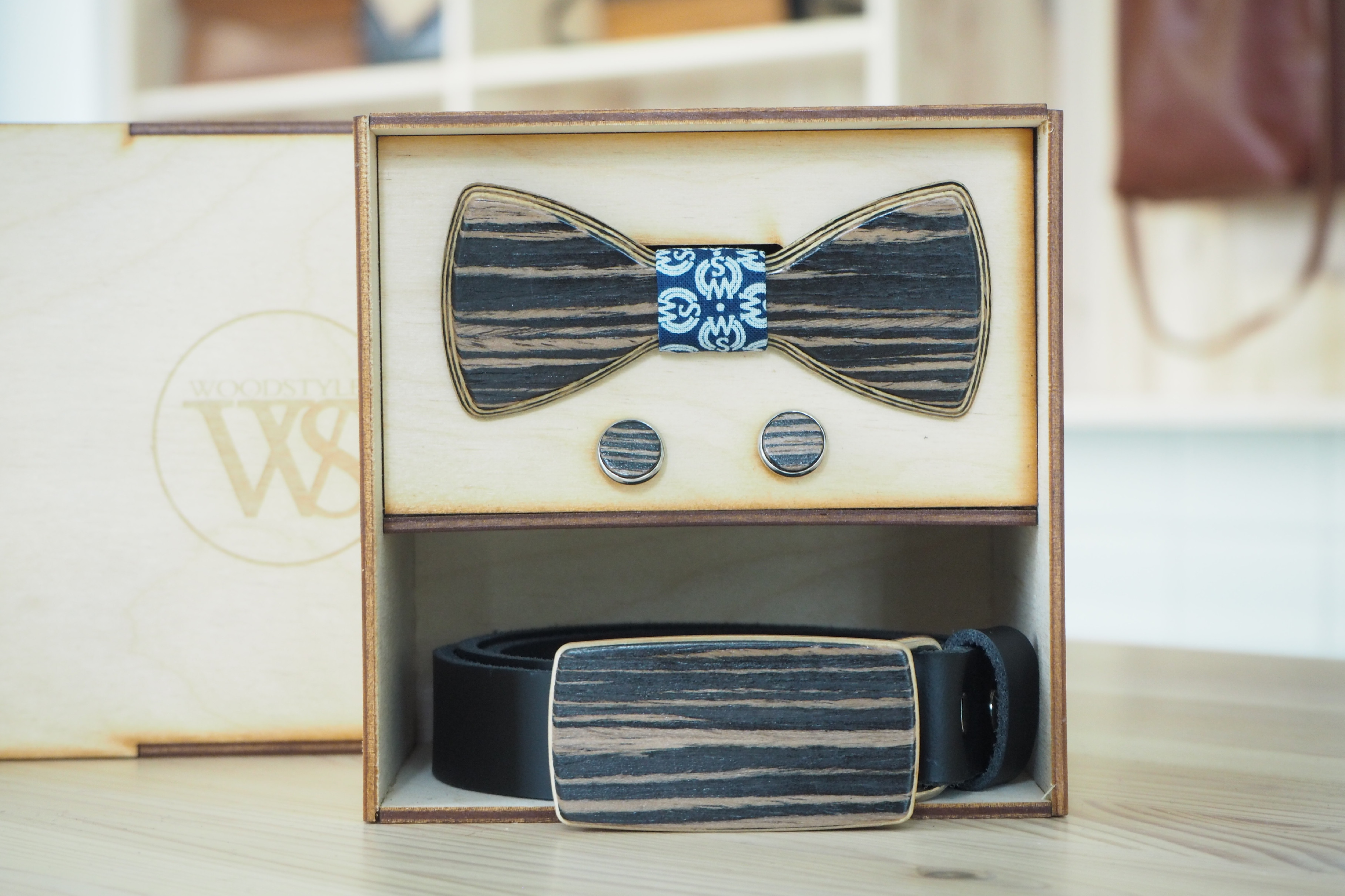 Wood Style Set Kulatý Dub černý - opasek,motýlek a manžetové knoflíčky Obvod pasu: 120, Barva středu: WS Modrotisk