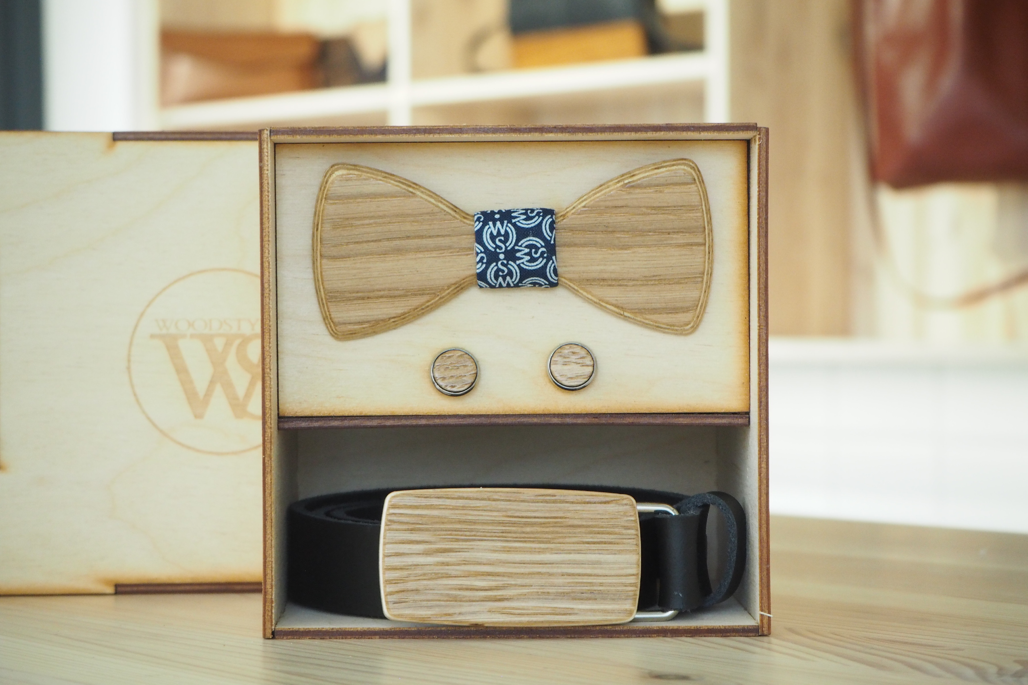 Wood Style Set Kulatý WS Modrotisk - opasek, motýlek a manžetové knoflíčky Obvod pasu: 120, Barva kůže: Hnědá, Druh dýhy: Dub