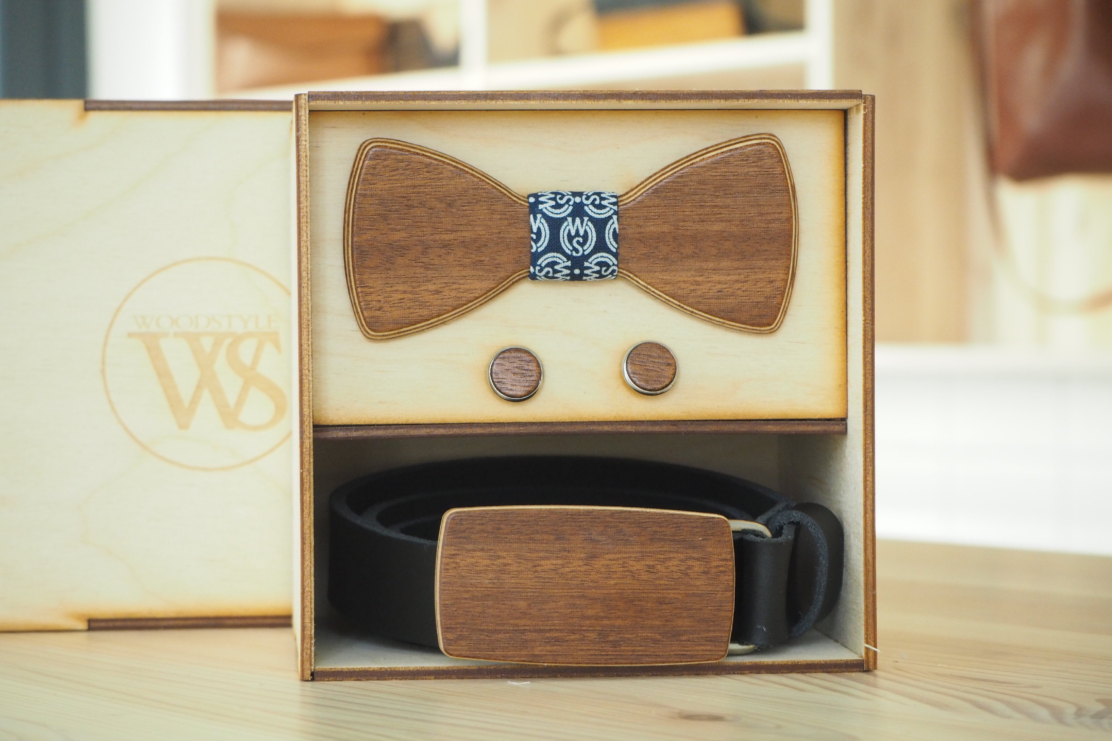 Wood Style Set Kulatý WS Modrotisk - opasek, motýlek a manžetové knoflíčky Obvod pasu: 120, Barva kůže: Černá, Druh dýhy: Třešeň