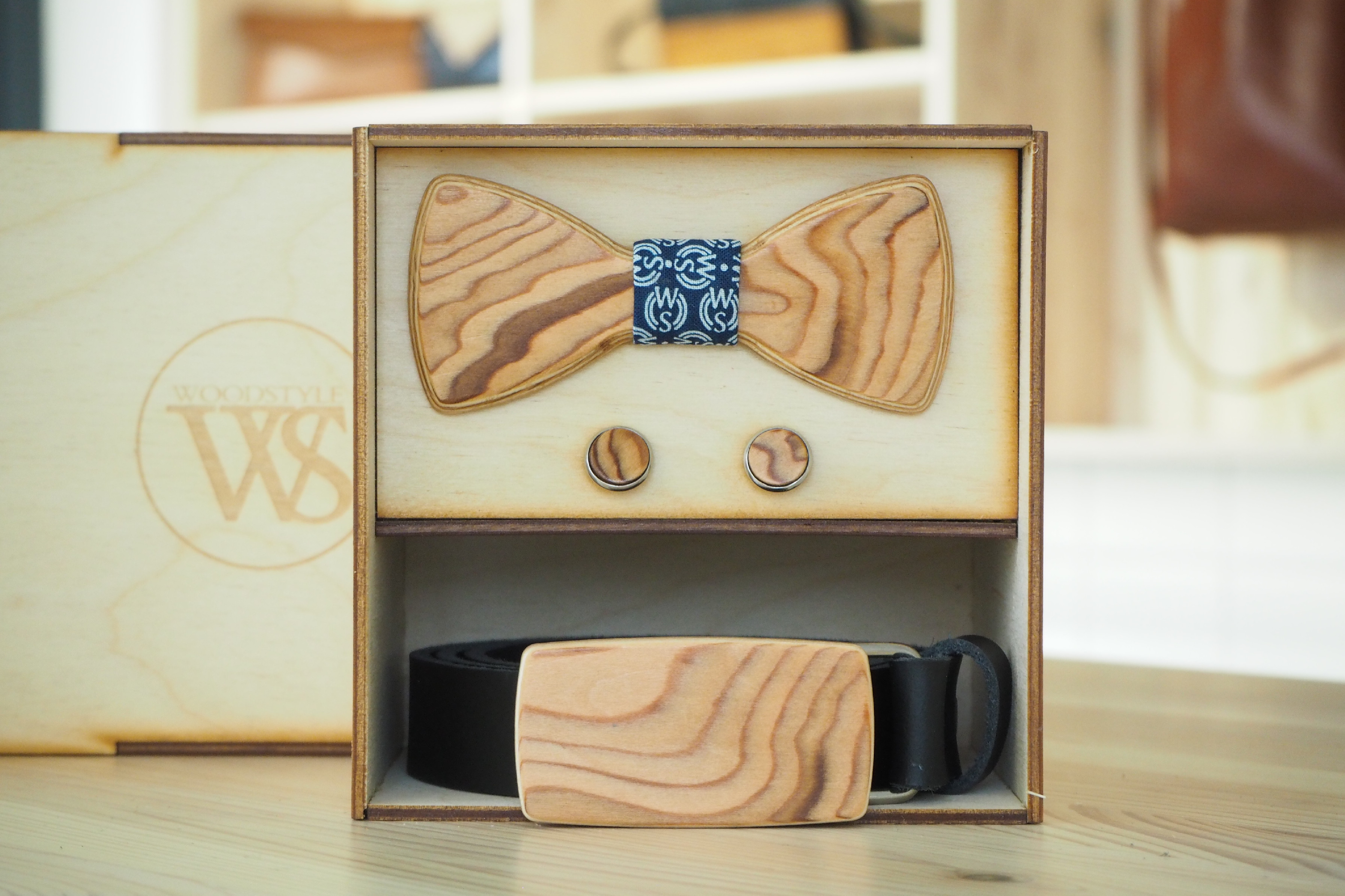 Wood Style Set Kulatý WS Modrotisk - opasek, motýlek a manžetové knoflíčky Obvod pasu: 120, Barva kůže: Hnědá, Druh dýhy: Kořenice
