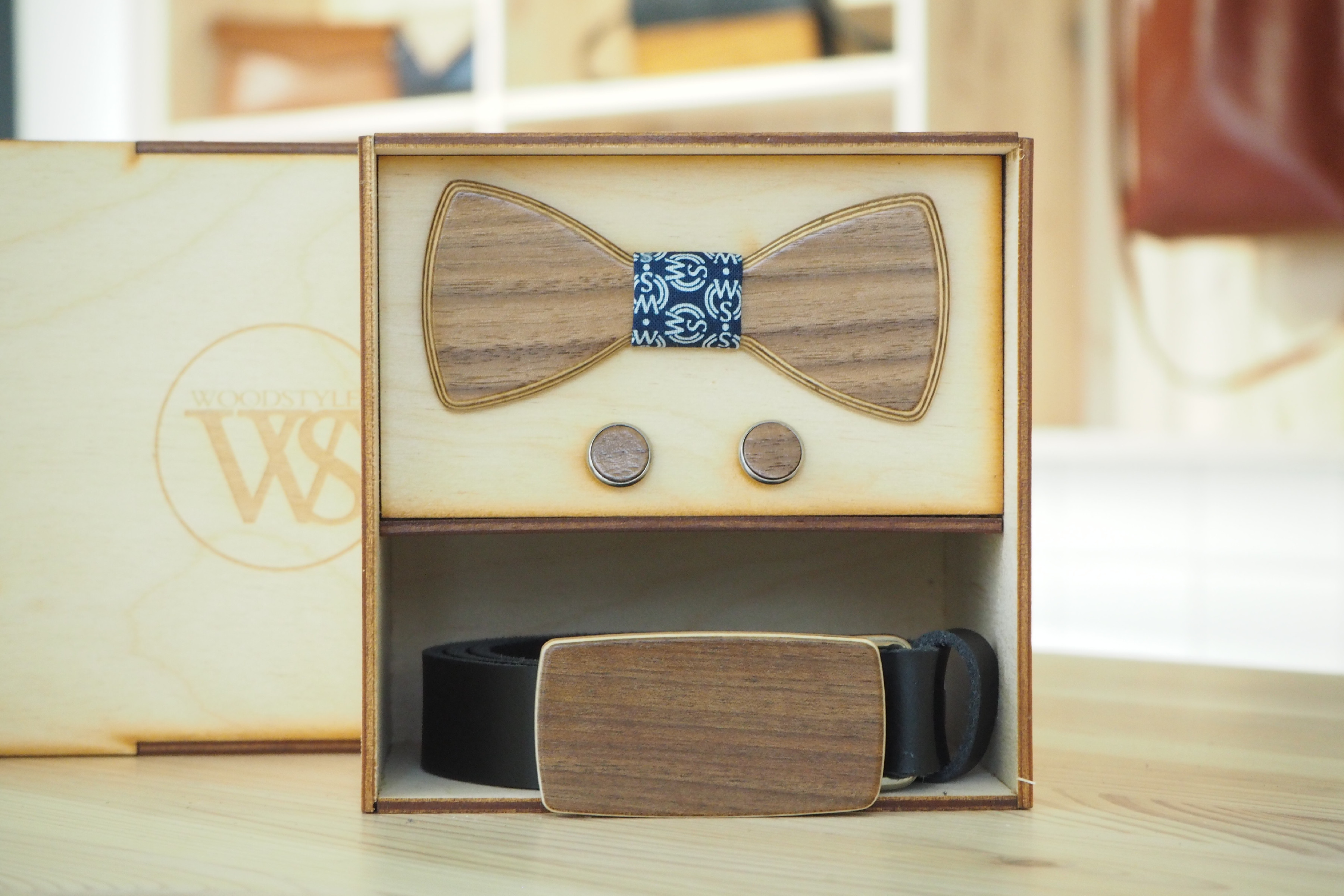 Wood Style Set Kulatý WS Modrotisk - opasek, motýlek a manžetové knoflíčky Obvod pasu: 120, Barva kůže: Černá, Druh dýhy: Ořech americký