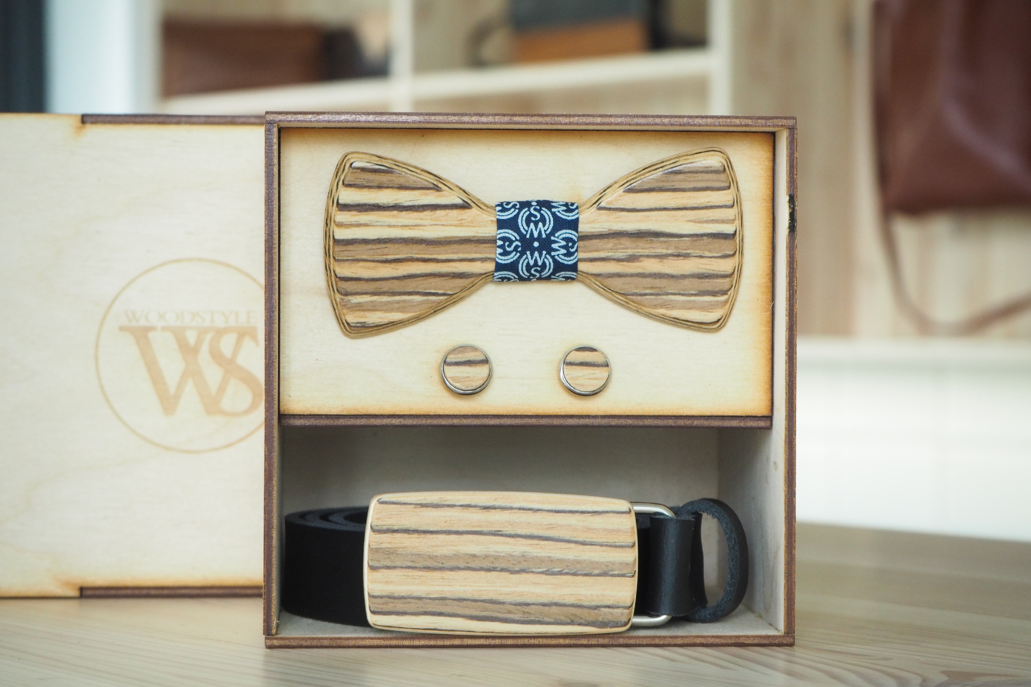 Wood Style Set Kulatý WS Modrotisk - opasek, motýlek a manžetové knoflíčky Obvod pasu: 120, Barva kůže: Hnědá, Druh dýhy: Zebrano