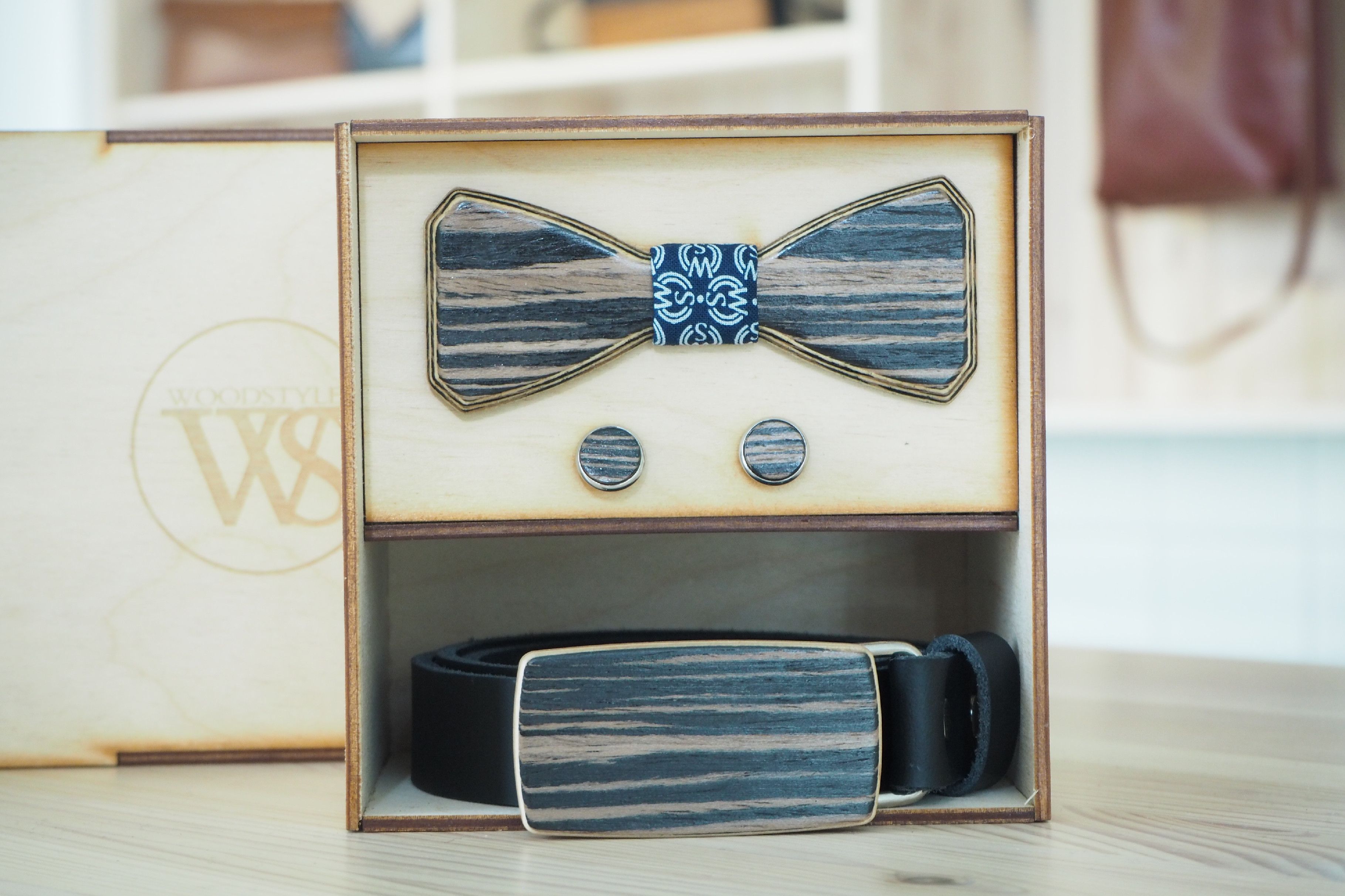 Wood Style Set Hranatý WS Modrotisk - opasek, motýlek a manžetové knoflíčky Obvod pasu: 120, Barva kůže: Černá, Druh dýhy: Dub černý