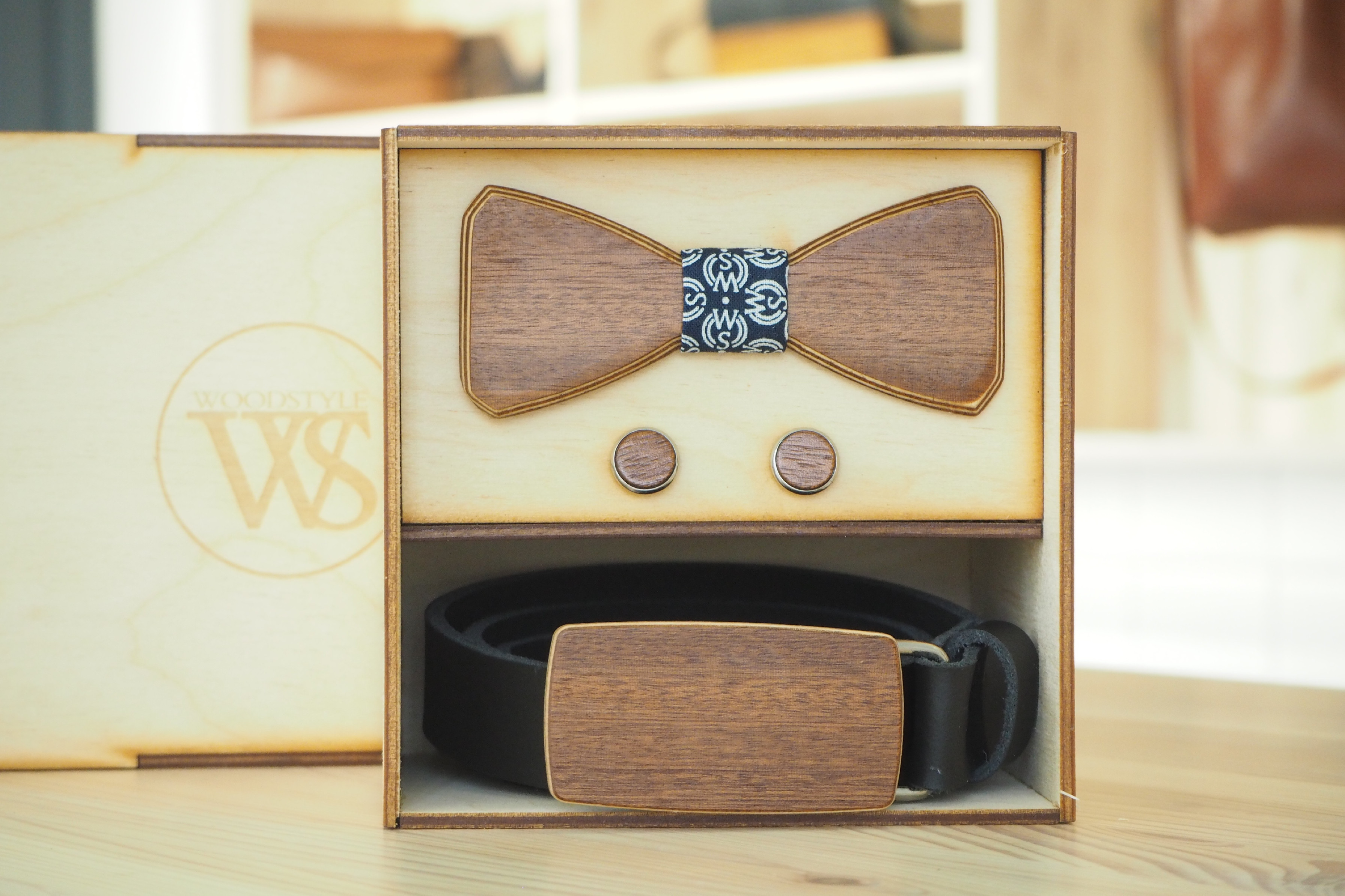 Wood Style Set Hranatý WS Modrotisk - opasek, motýlek a manžetové knoflíčky Obvod pasu: 120, Barva kůže: Černá, Druh dýhy: Třešeň