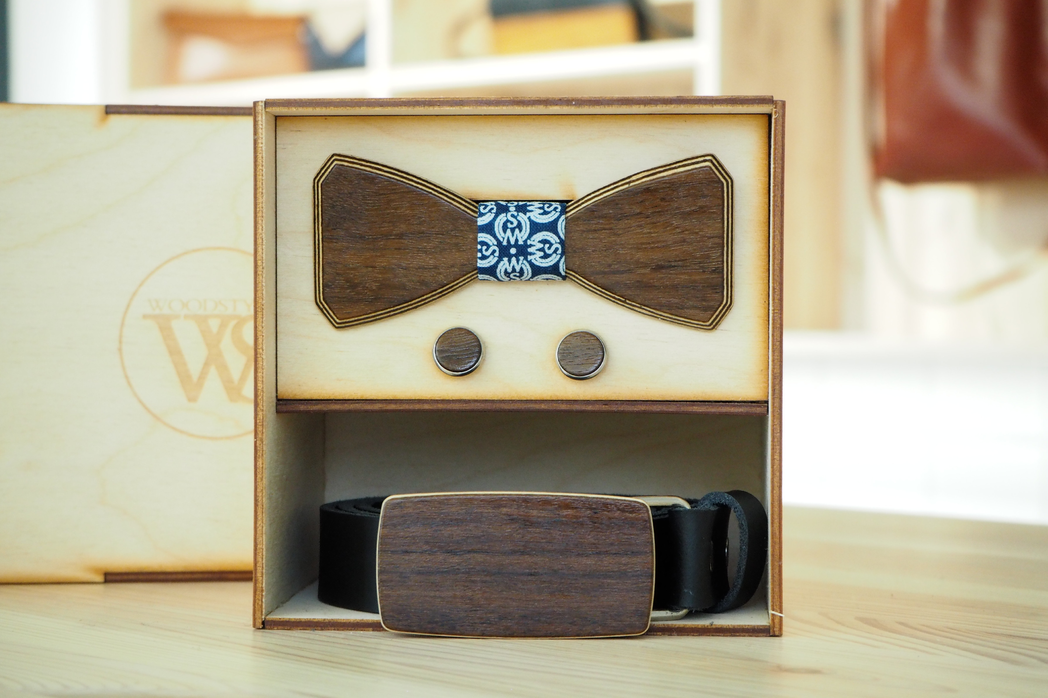 Wood Style Set Hranatý WS Modrotisk - opasek, motýlek a manžetové knoflíčky Obvod pasu: 120, Barva kůže: Černá, Druh dýhy: Ořech