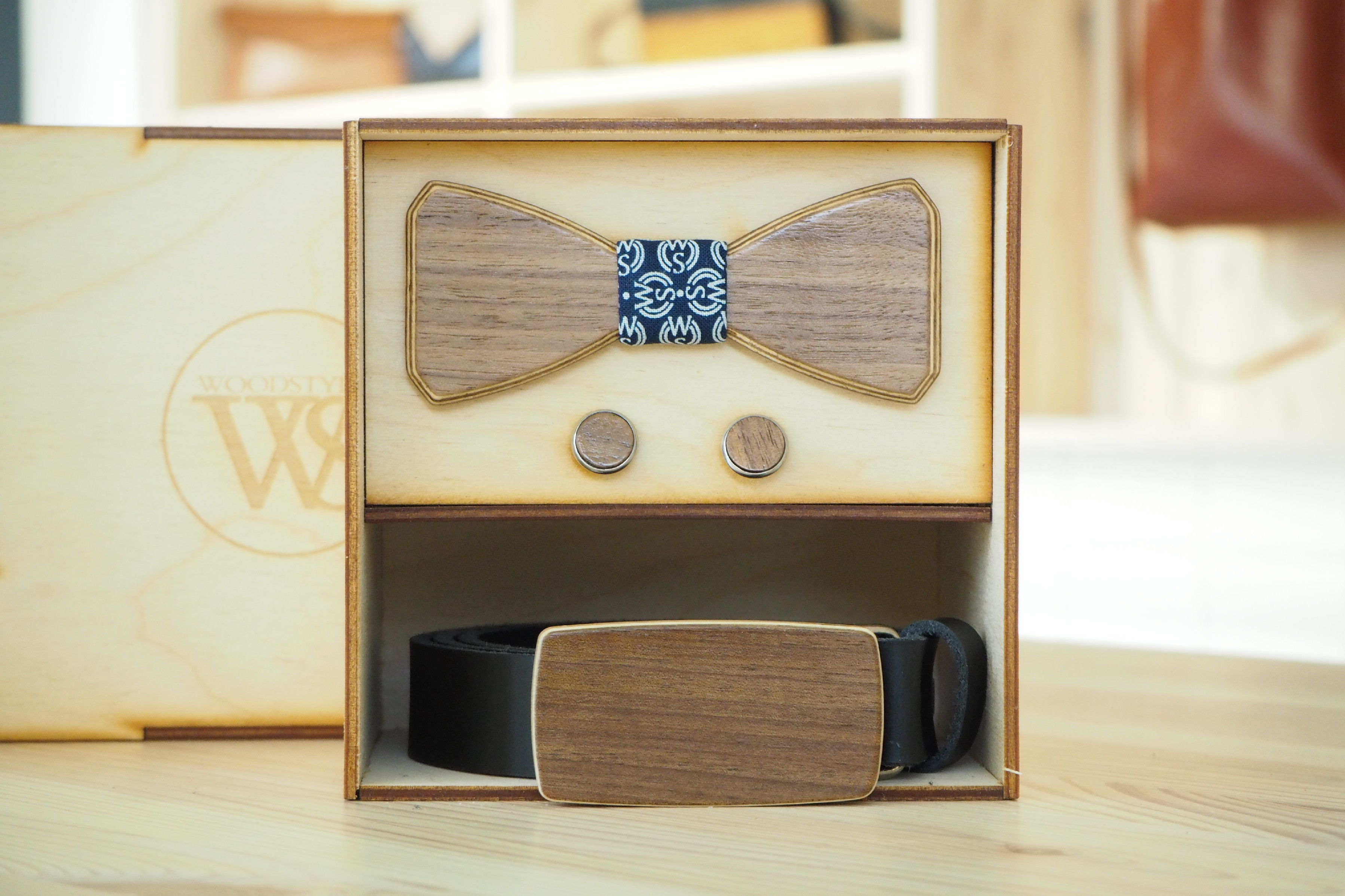 Wood Style Set Hranatý WS Modrotisk - opasek, motýlek a manžetové knoflíčky Obvod pasu: 120, Barva kůže: Hnědá, Druh dýhy: Ořech americký
