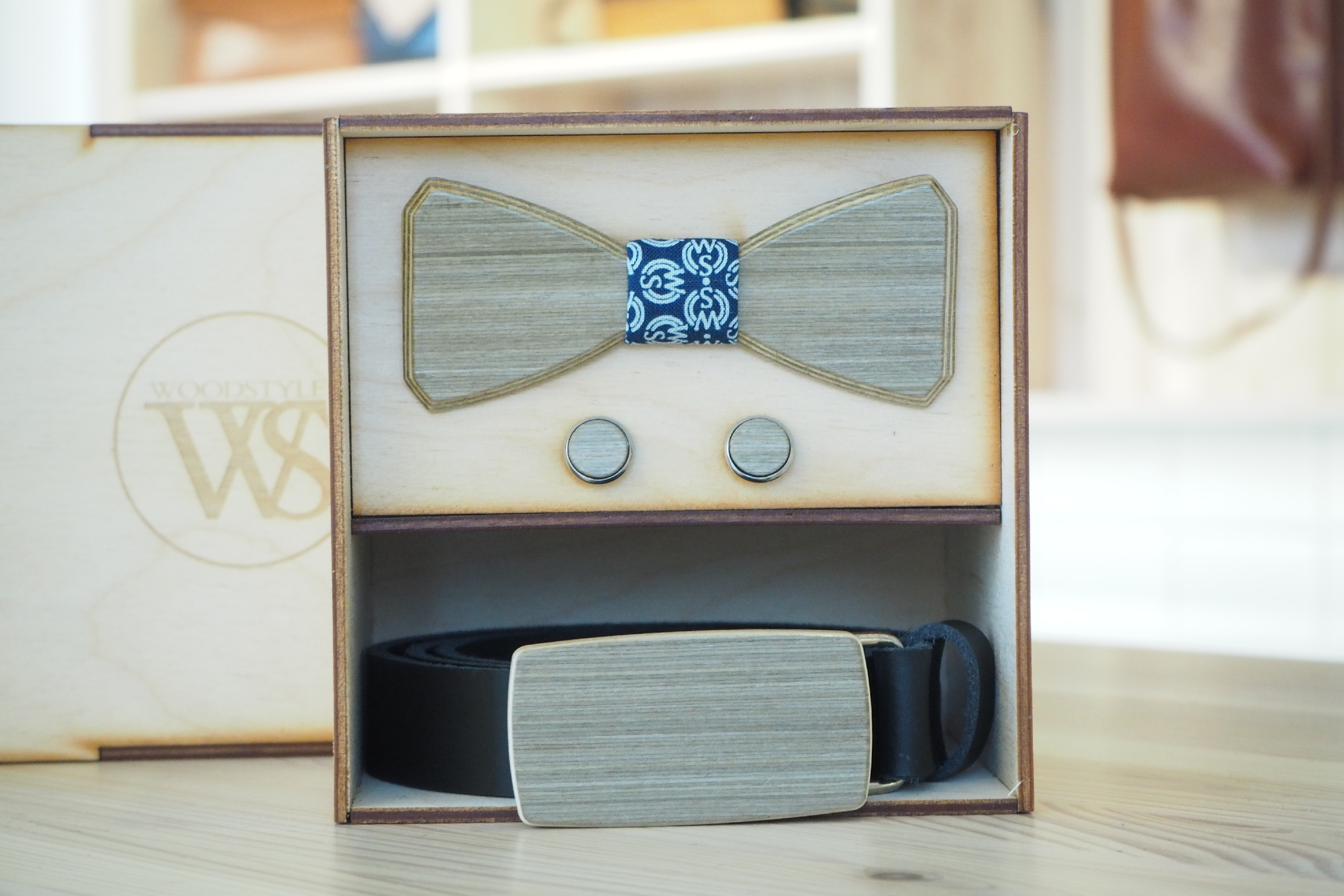 Wood Style Set Hranatý WS Modrotisk - opasek, motýlek a manžetové knoflíčky Obvod pasu: 120, Barva kůže: Černá, Druh dýhy: Šedé hedvábí