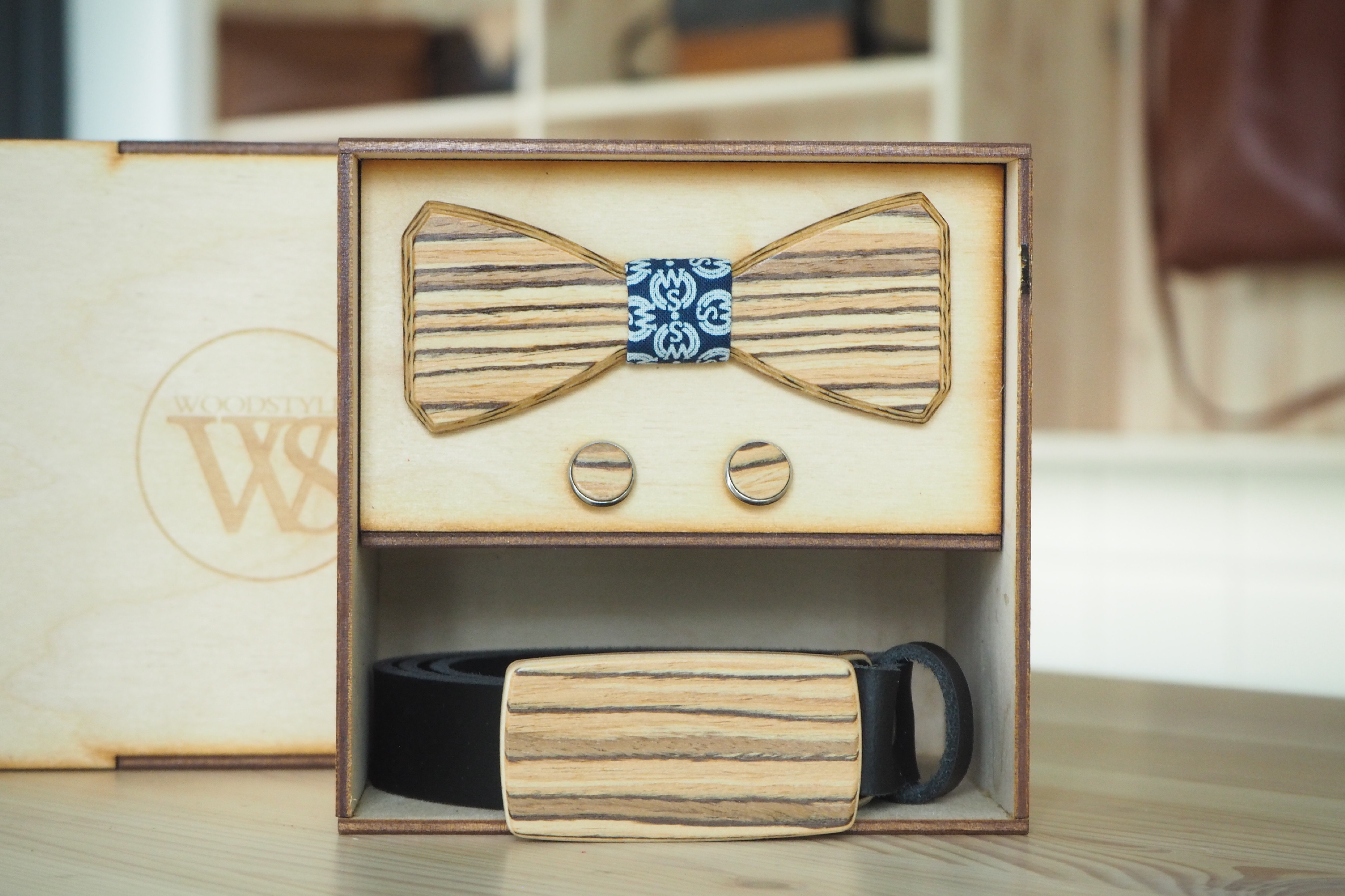 Wood Style Set Hranatý WS Modrotisk - opasek, motýlek a manžetové knoflíčky Obvod pasu: 120, Barva kůže: Černá, Druh dýhy: Zebrano
