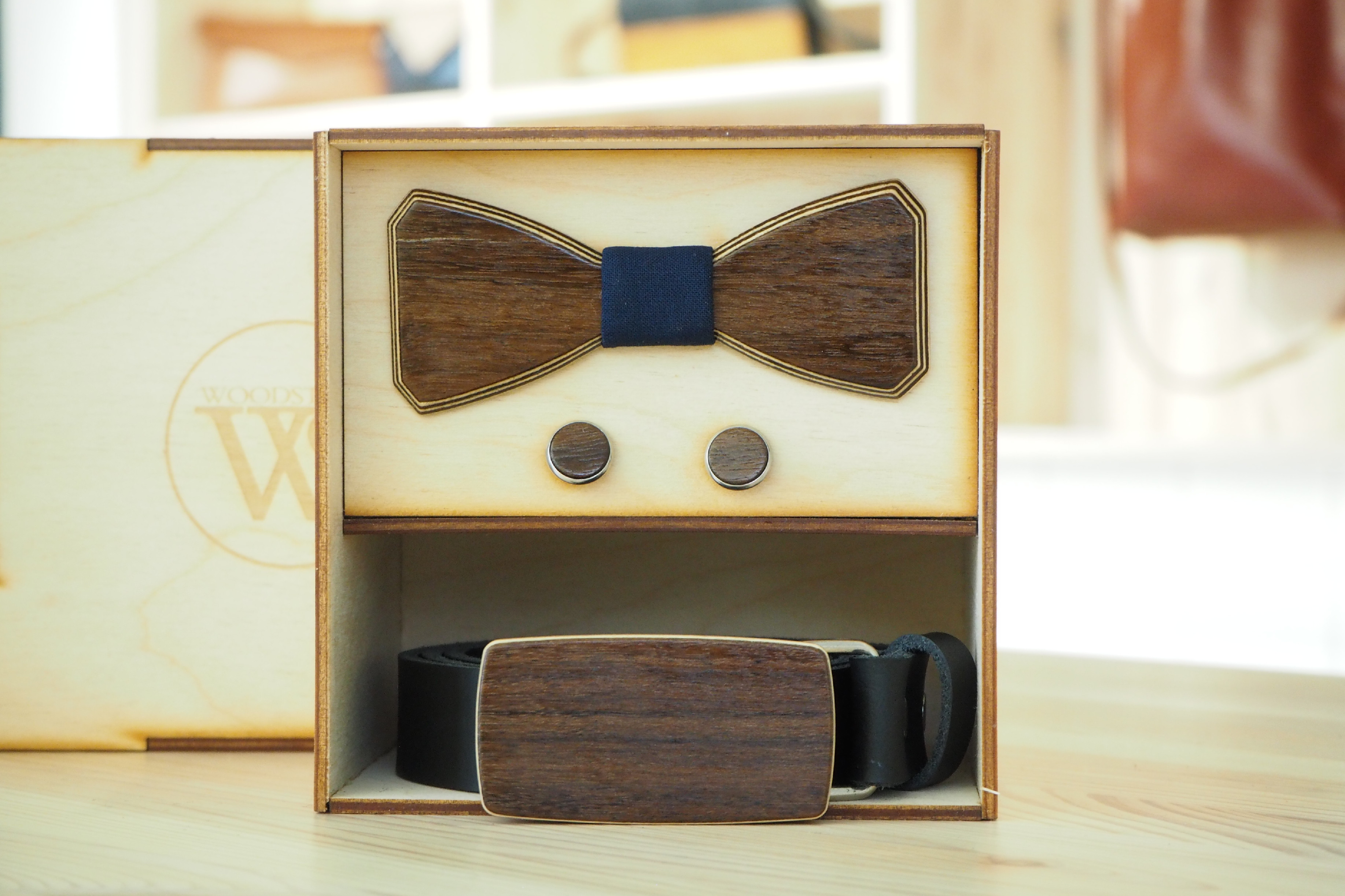 Wood Style Set Hranatý Modrotisk - opasek, motýlek a manžetové knoflíčky Obvod pasu: 120, Barva kůže: Hnědá, Druh dýhy: Ořech