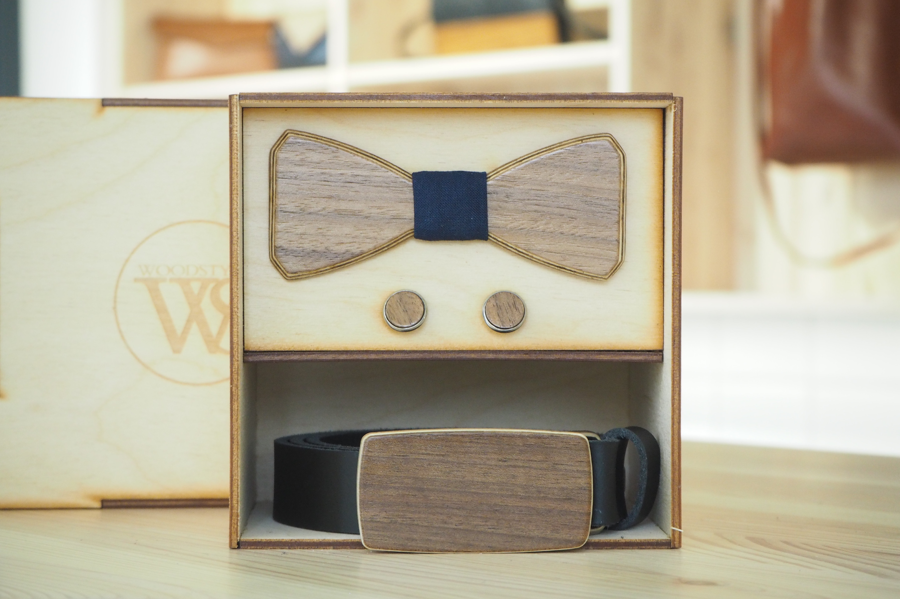 Wood Style Set Hranatý Modrotisk - opasek, motýlek a manžetové knoflíčky Obvod pasu: 120, Barva kůže: Hnědá, Druh dýhy: Ořech americký