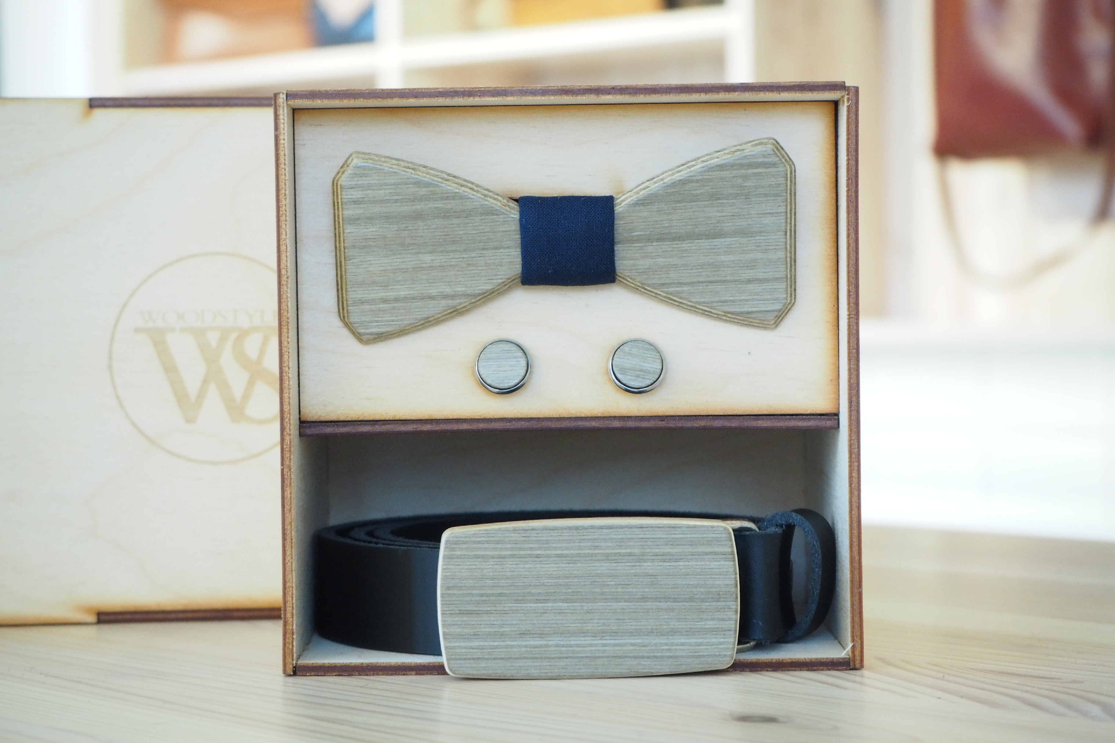Wood Style Set Hranatý Modrotisk - opasek, motýlek a manžetové knoflíčky Obvod pasu: 120, Barva kůže: Černá, Druh dýhy: Šedé hedvábí