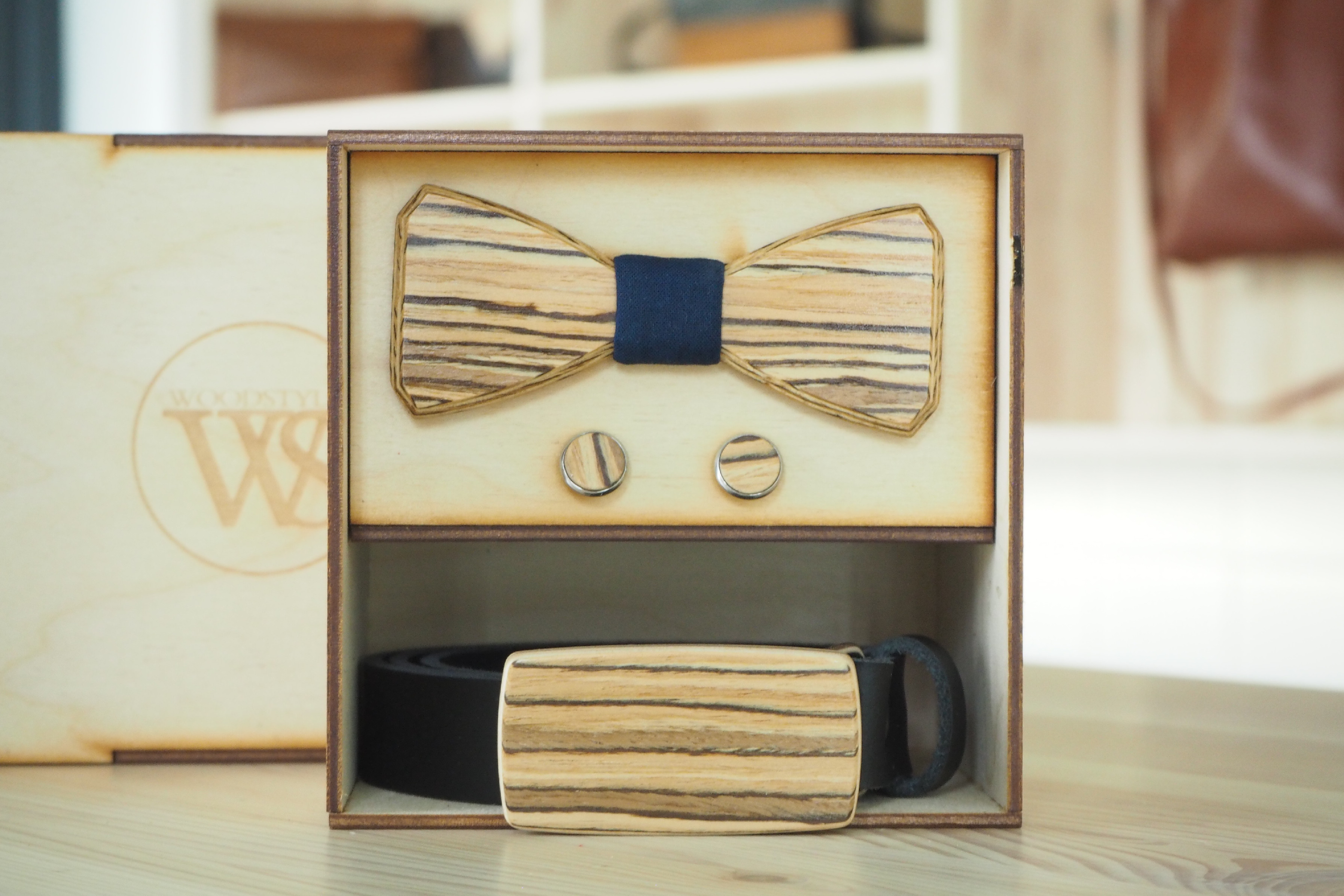 Wood Style Set Hranatý Modrotisk - opasek, motýlek a manžetové knoflíčky Obvod pasu: 120, Barva kůže: Černá, Druh dýhy: Zebrano