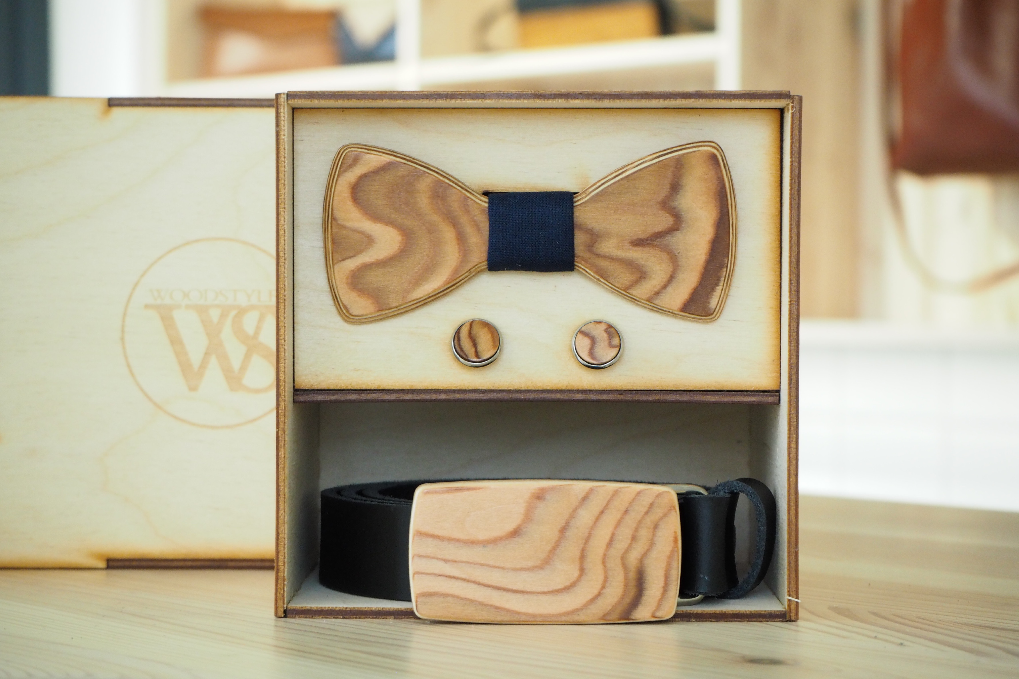 Wood Style Set Kulatý Modrotisk - opasek, motýlek a manžetové knoflíčky Obvod pasu: 120, Barva kůže: Černá, Druh dýhy: Kořenice