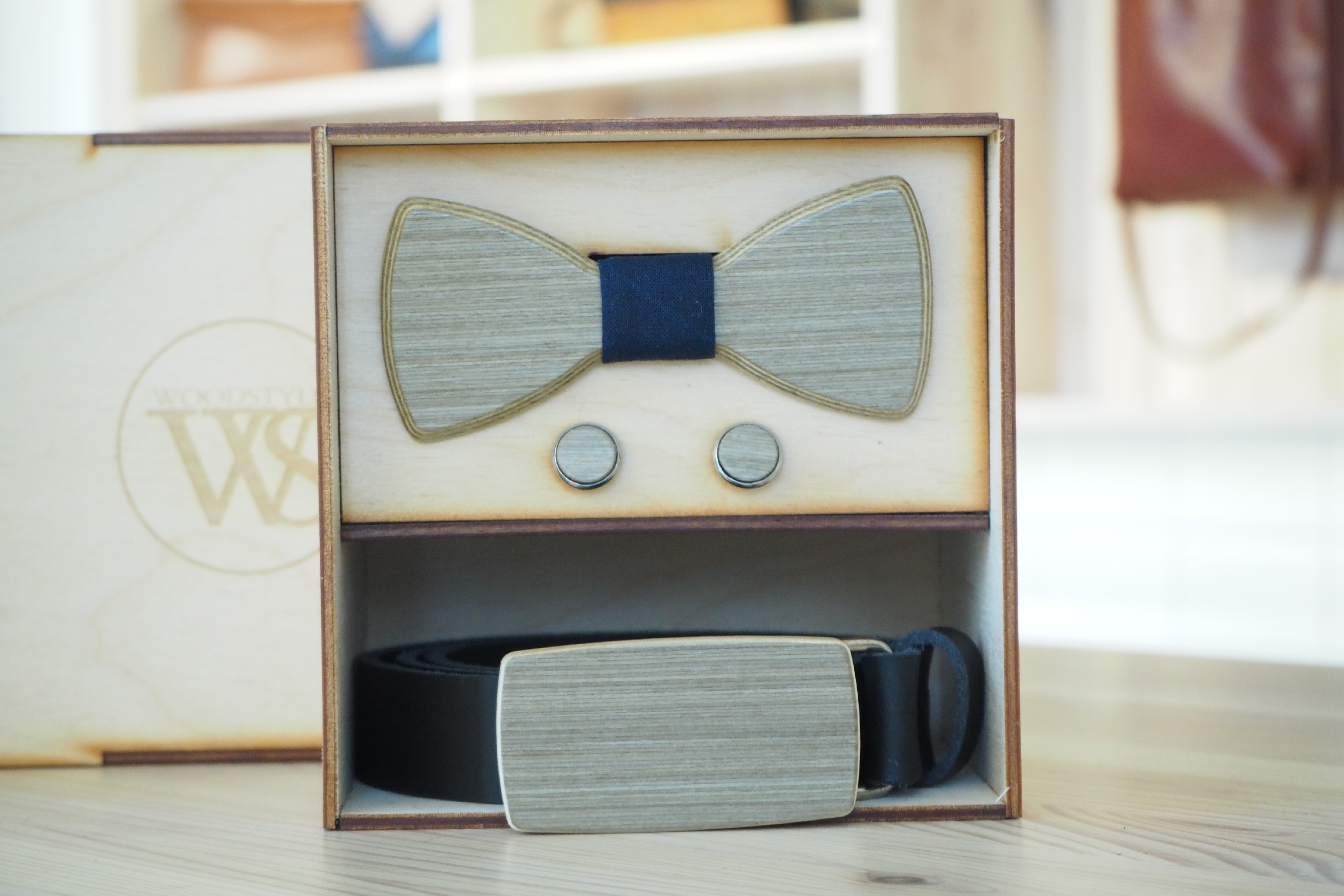 Wood Style Set Kulatý Modrotisk - opasek, motýlek a manžetové knoflíčky Obvod pasu: 120, Barva kůže: Hnědá, Druh dýhy: Šedé hedvábí