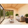 Interiér zahradního domku Palmako Amanda Slide – Světlý interiér se dřevěnými stěnami a velkými posuvnými dveřmi.
