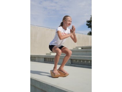 WOODBOARDS YOGO MINI  podporuje rozvoj koordinace a síly dětí, a to nejen při cvičení jógy, ale i v různých sportovních aktivitách a hrách.