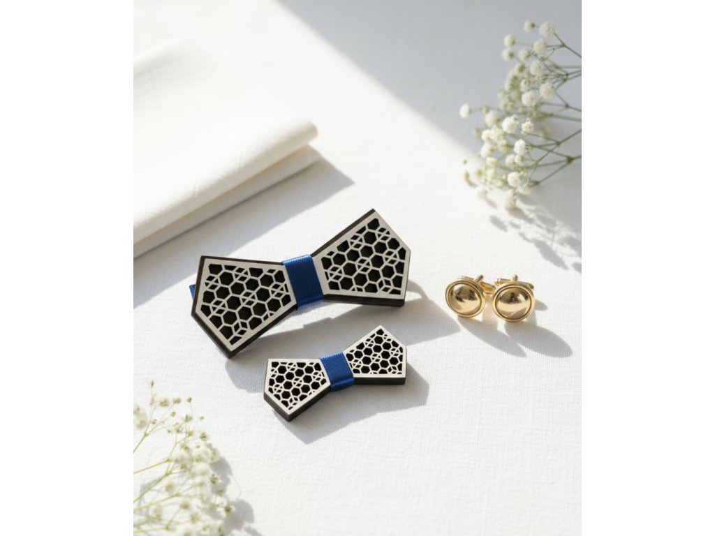 Set dřevěných motýlků pro otce a syna s geometrickým motivem