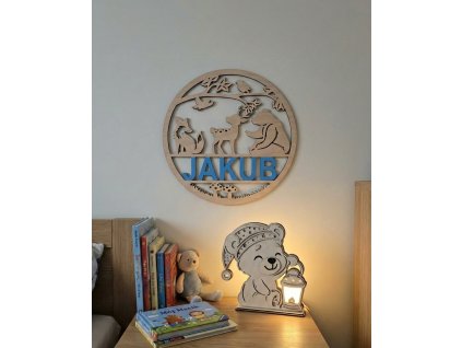 Dřevěná dekorace na zeď se jménem a motivem lesních zvířátek