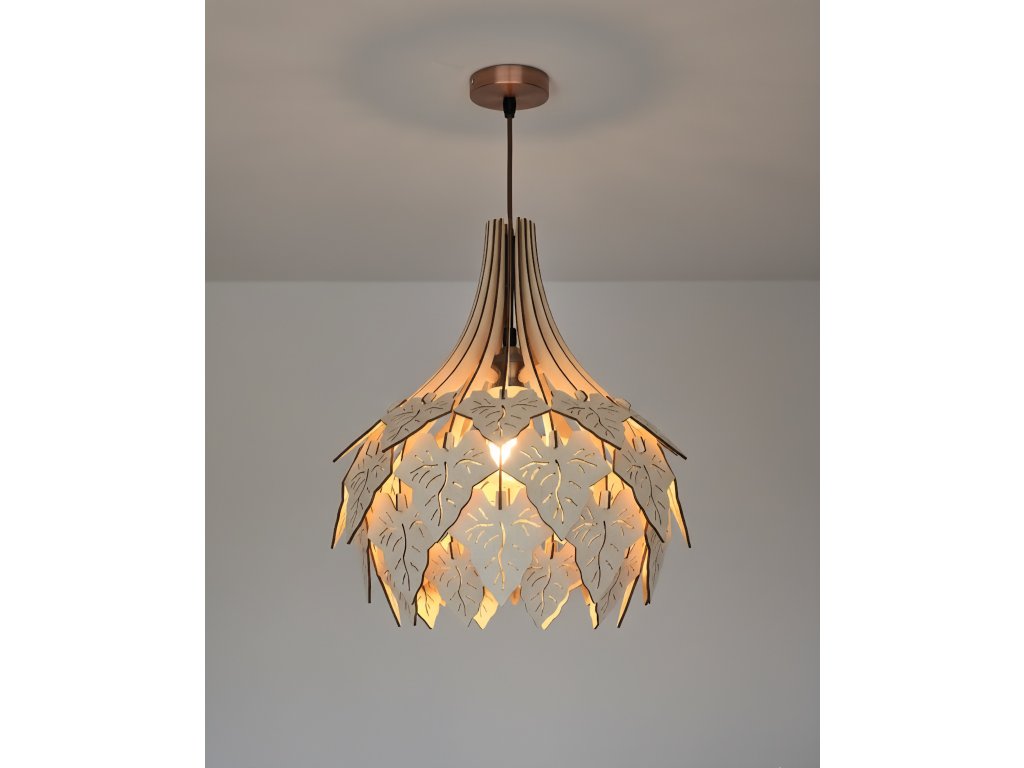 Rozsvietený drevený luster s vyrezávaným vzorom brečtanových listov v interiéri