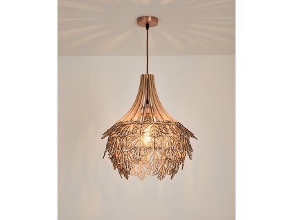 Rozsvietený drevený luster s vyrezávaným vzorom javorových listov v interiéri