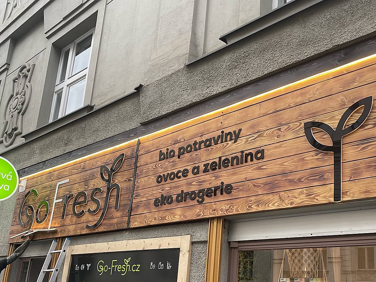 Výměna loga a dřevěného obkladu pro prodejnu GoFresh