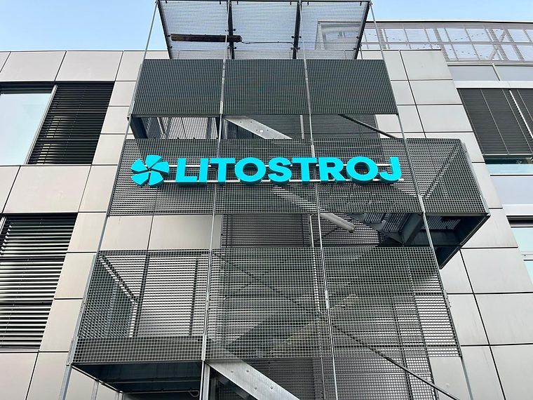 3D logo do interiéru vs. na fasádu: rozdíly v odolnosti a konstrukci