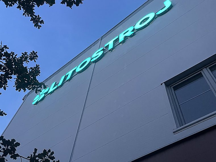 10 inspirací: Jak může vypadat 3D logo na stěně firmy, restaurace nebo kanceláře