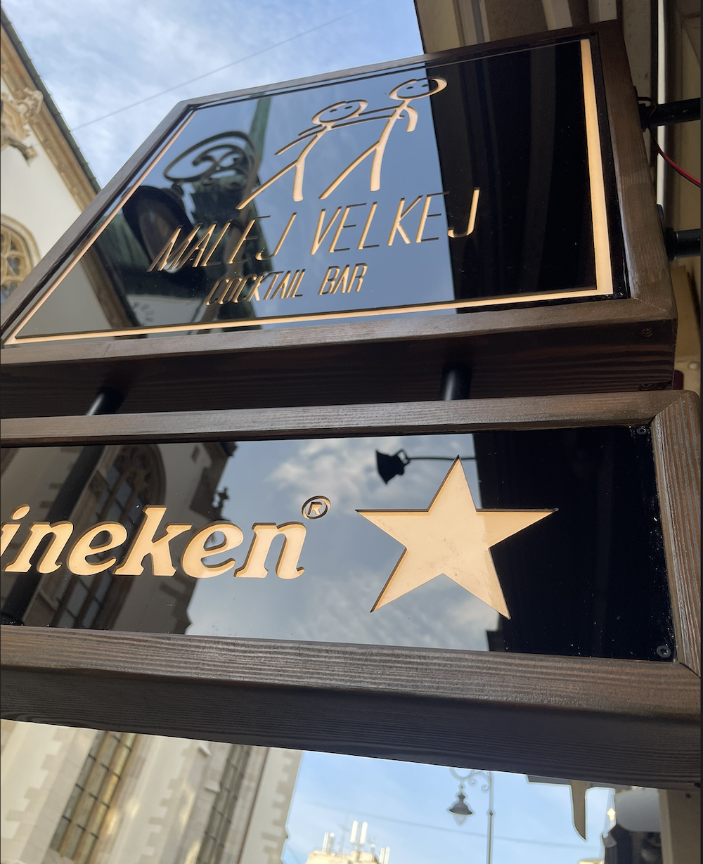 Výsledný branding Malej Velkej Bar – mech a podsvícené logo