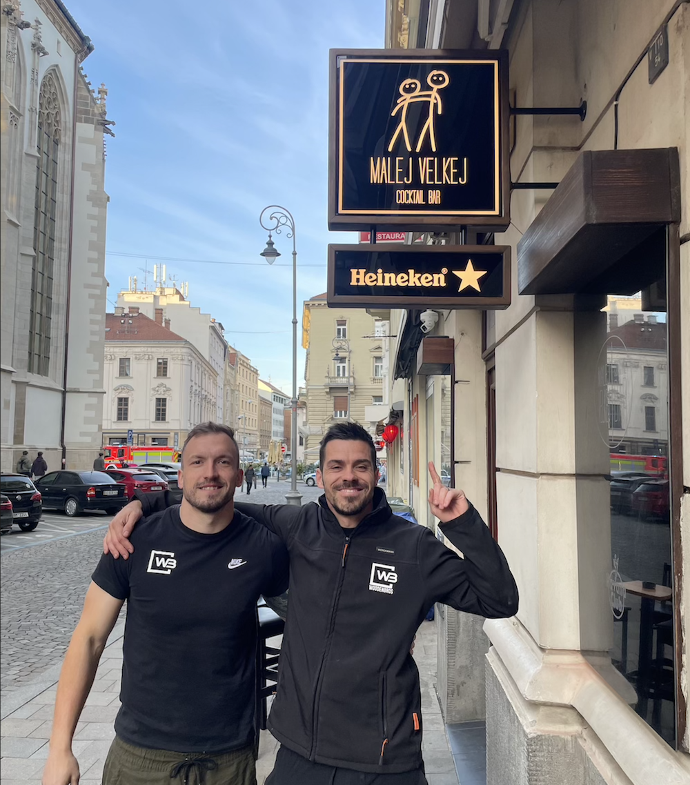 Venkovní 3D výstrč Malej Velkej Bar – pohled z ulice