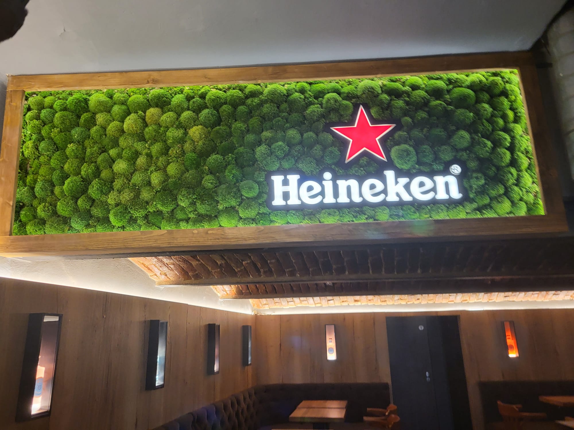 Mechová stěna Heineken