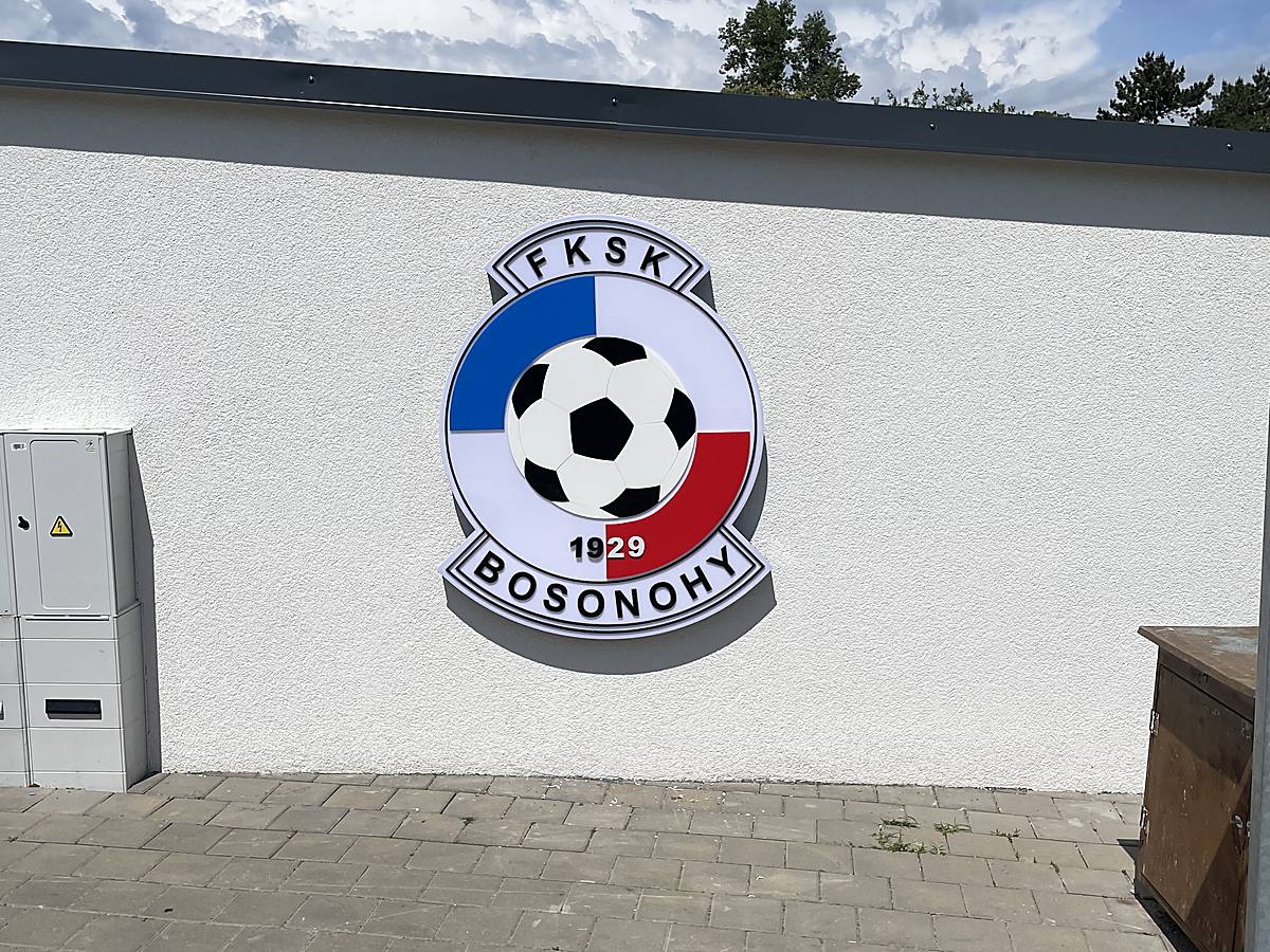 Znak osazený na fasádě klubové budovy