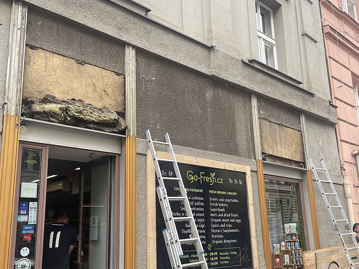 Odkryté čelo nad výlohou po sejmutí starého dřevěného obkladu