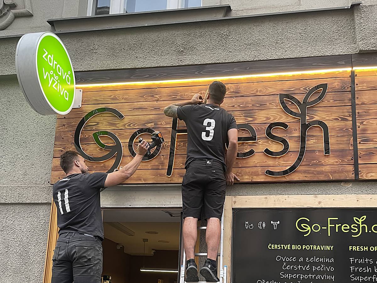 Osazení prostorových písmen GoFresh na nový dřevěný obklad