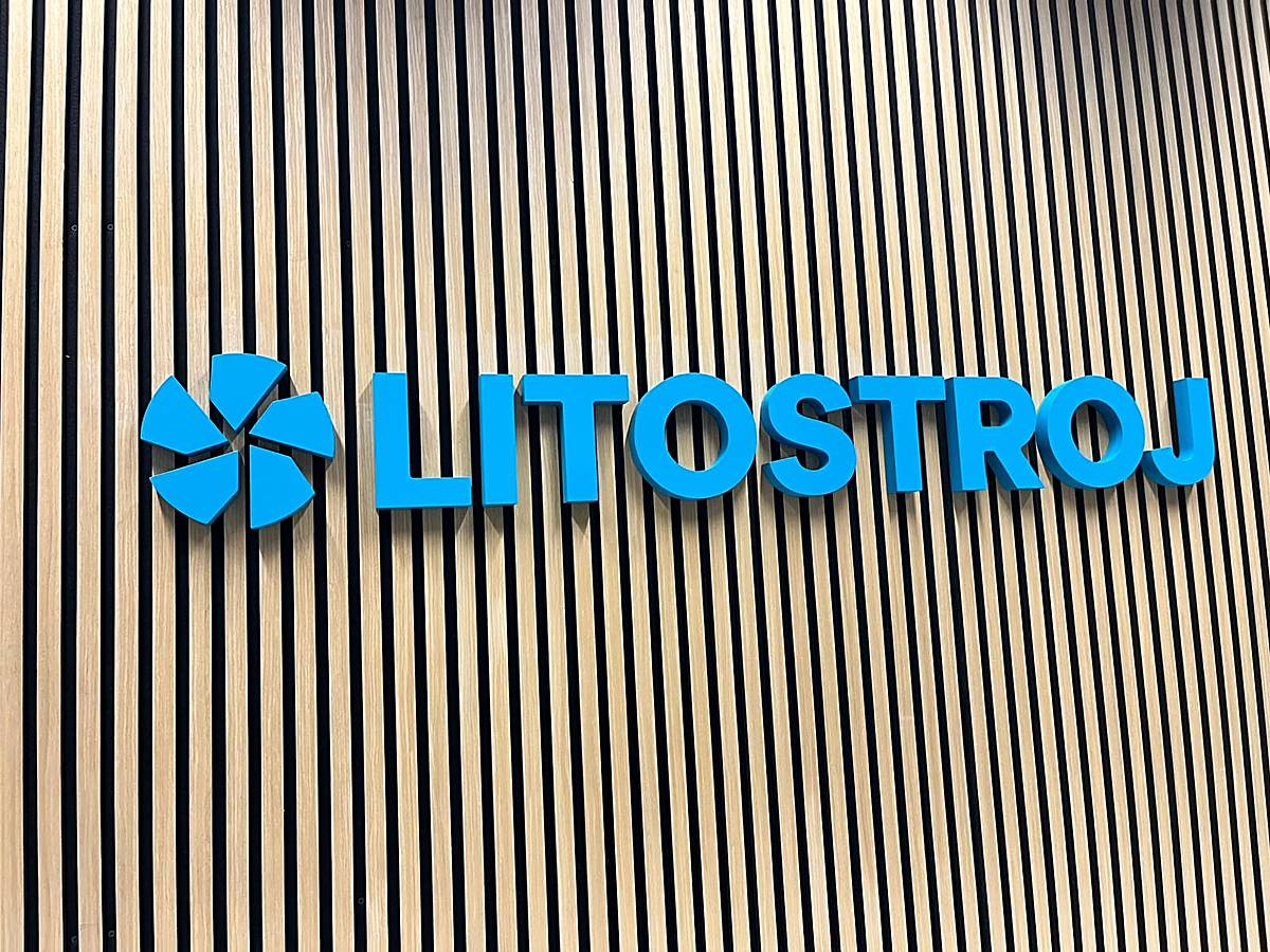 Akrylové logo LITOSTROJ na lamelové stěně
