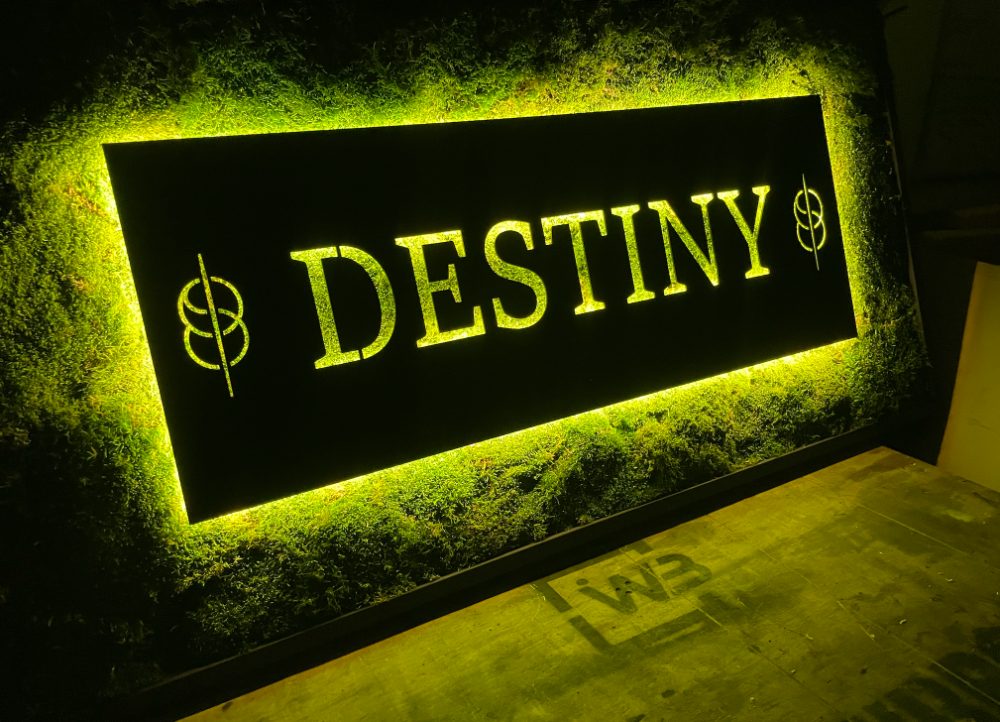Podsvícené 3D logo Destiny na mechové stěně